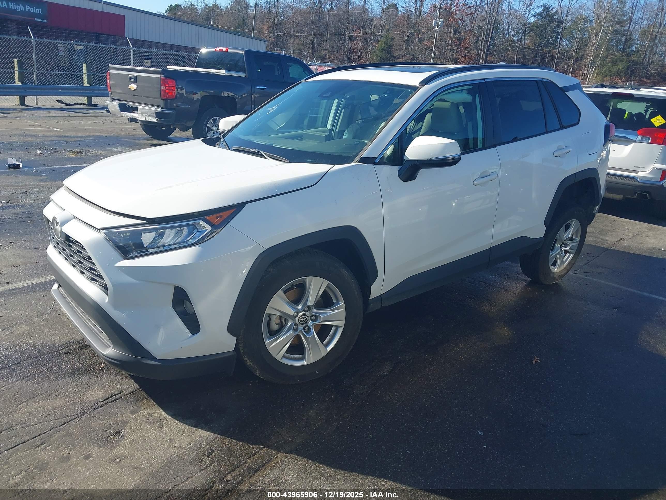 TOYOTA RAV4 image 2