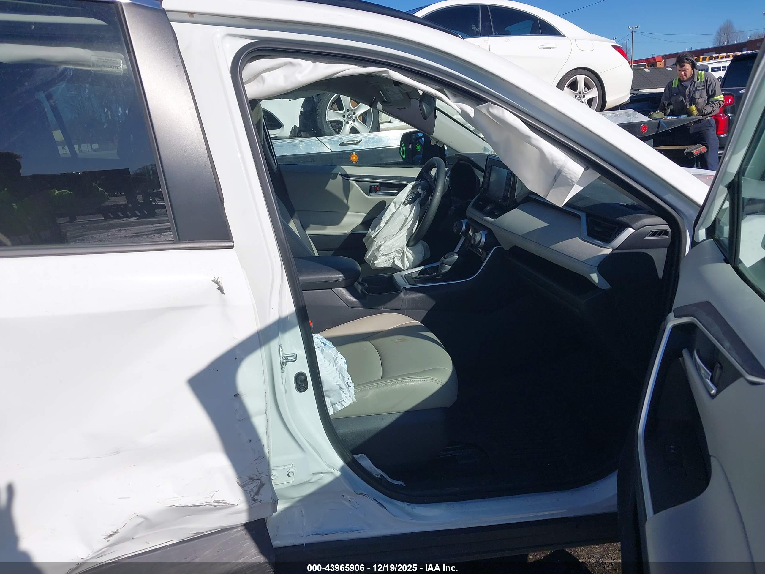 TOYOTA RAV4 image 5