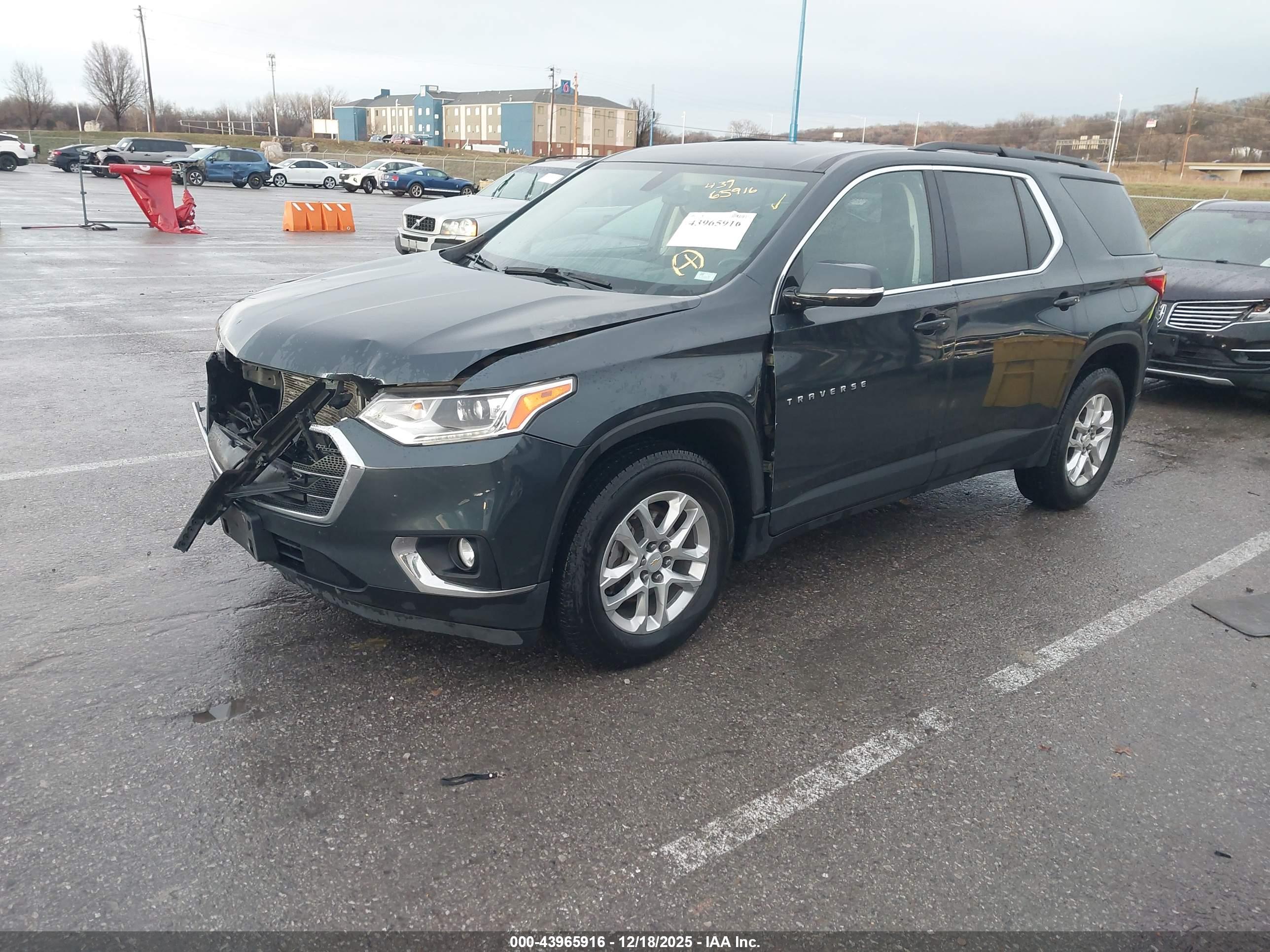 CHEVROLET TRAVERSE image 2