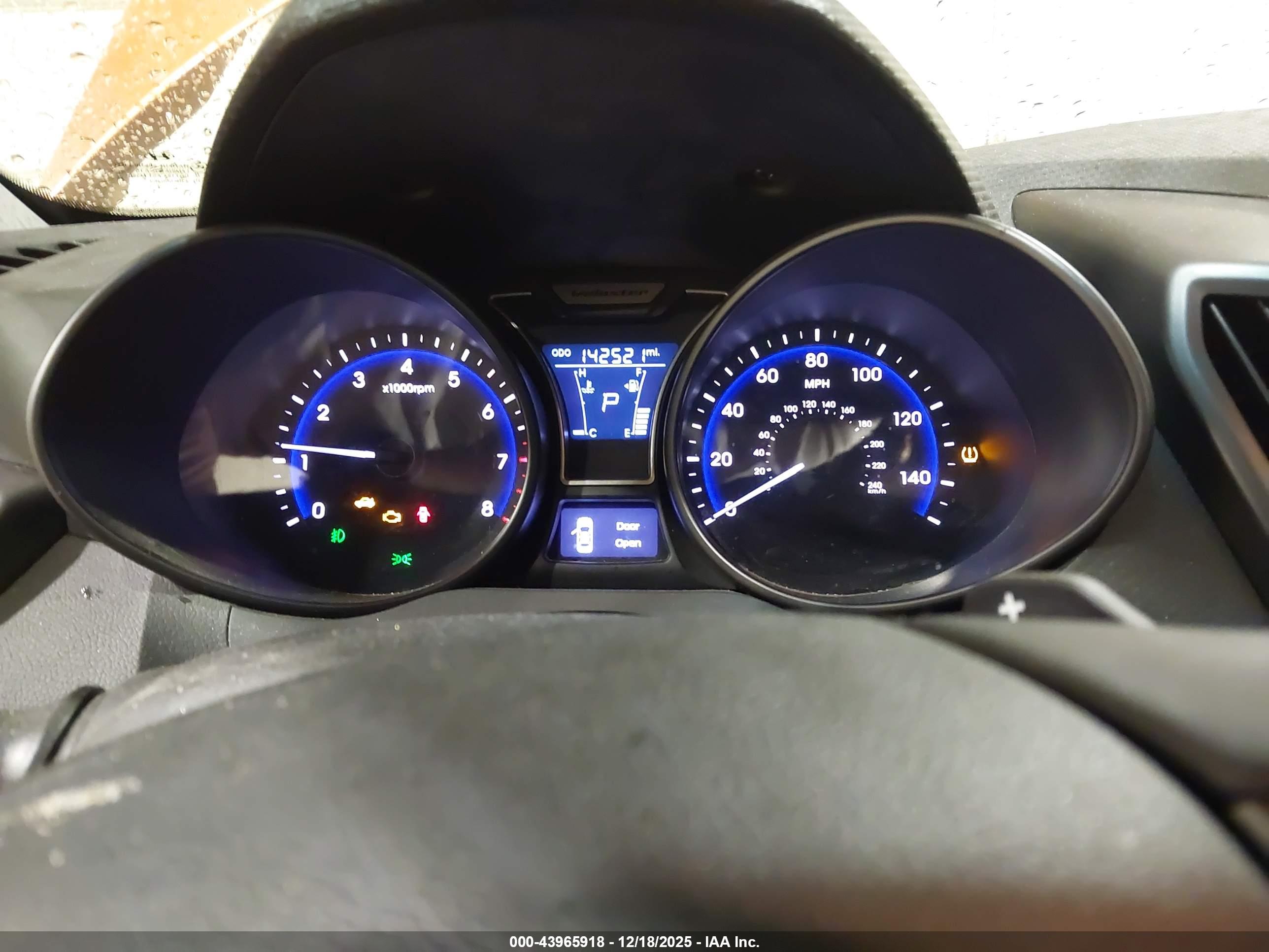 HYUNDAI VELOSTER image 7