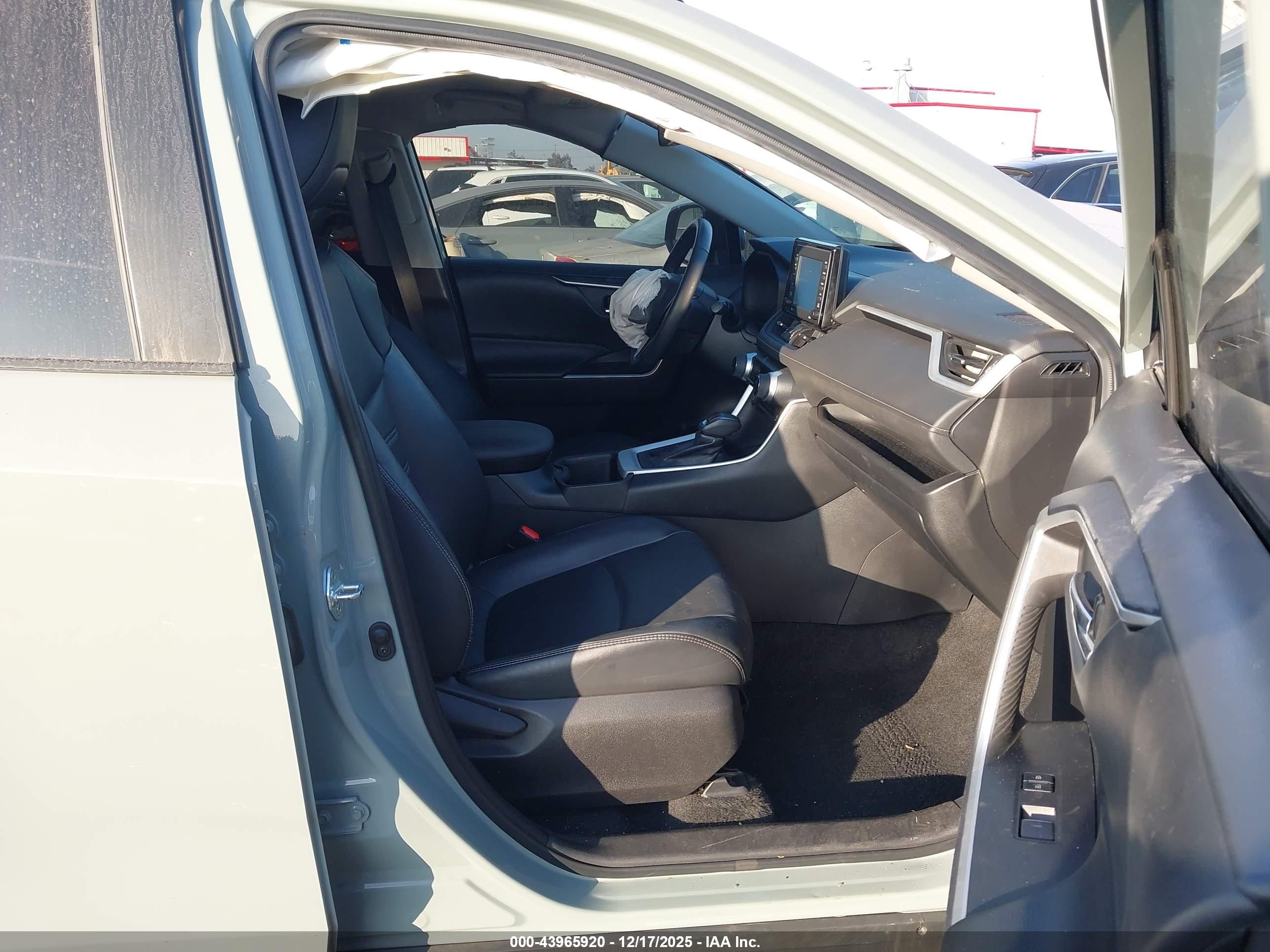 TOYOTA RAV4 image 5
