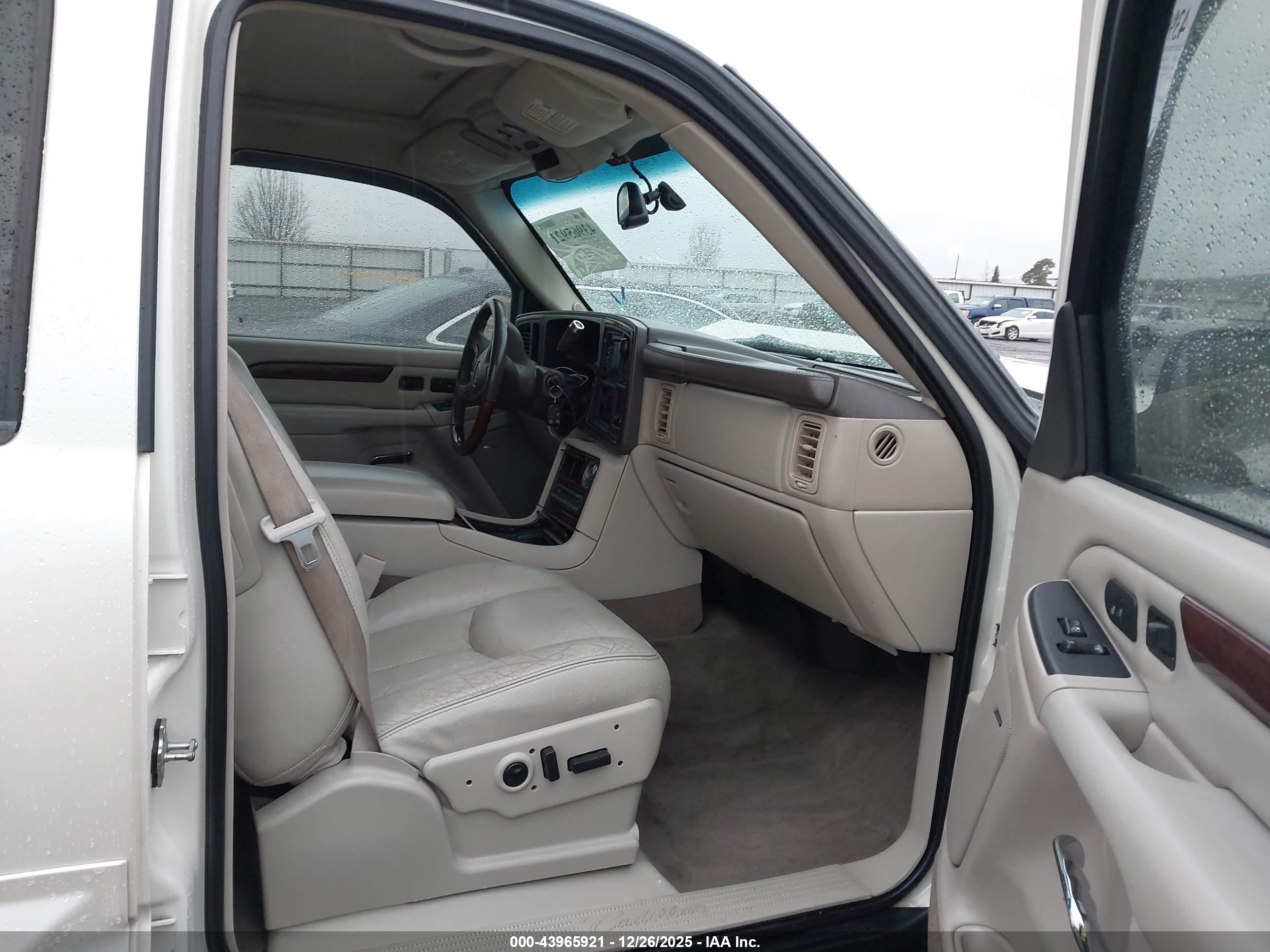 CADILLAC ESCALADE image 5