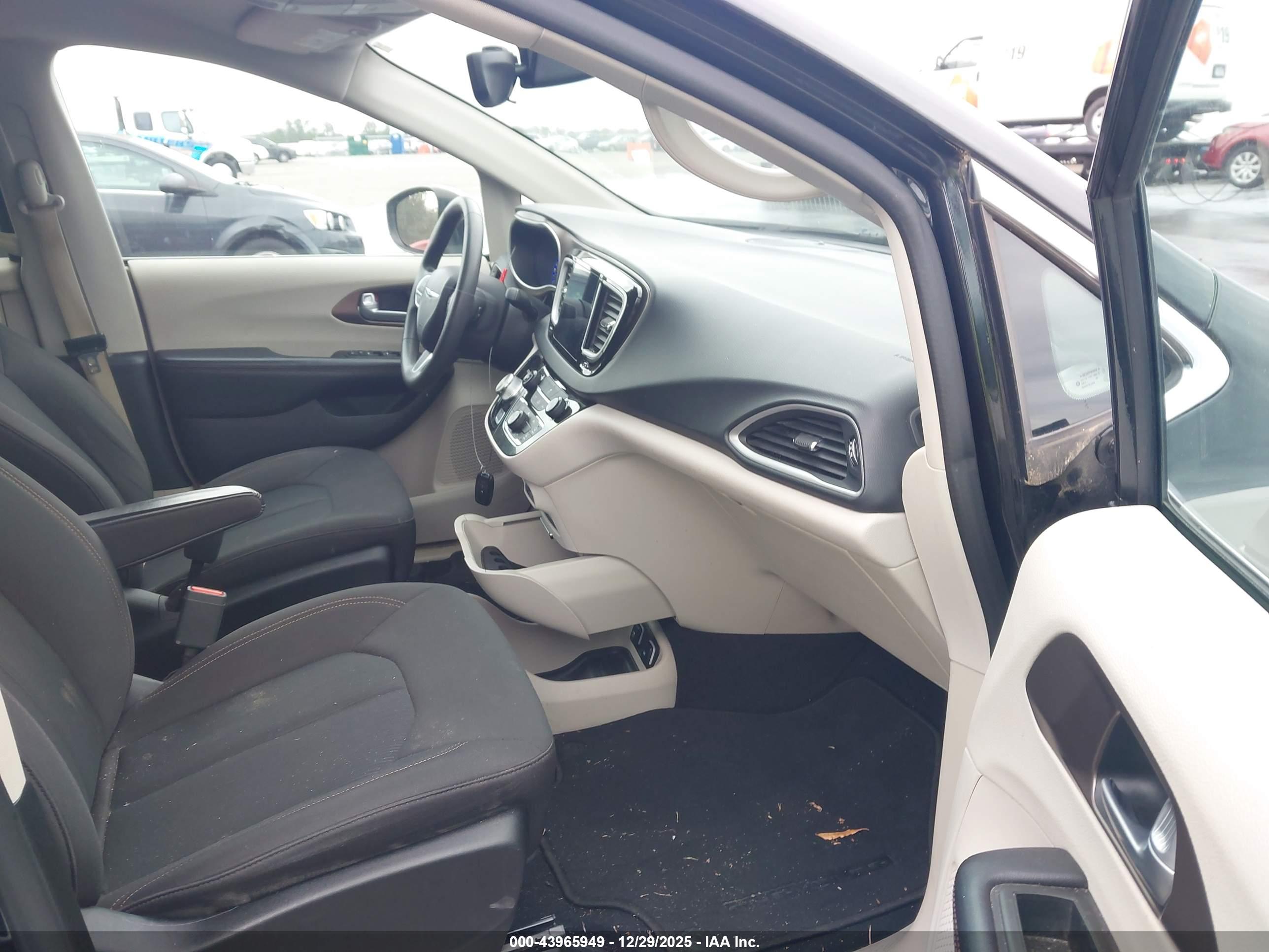 CHRYSLER PACIFICA image 5