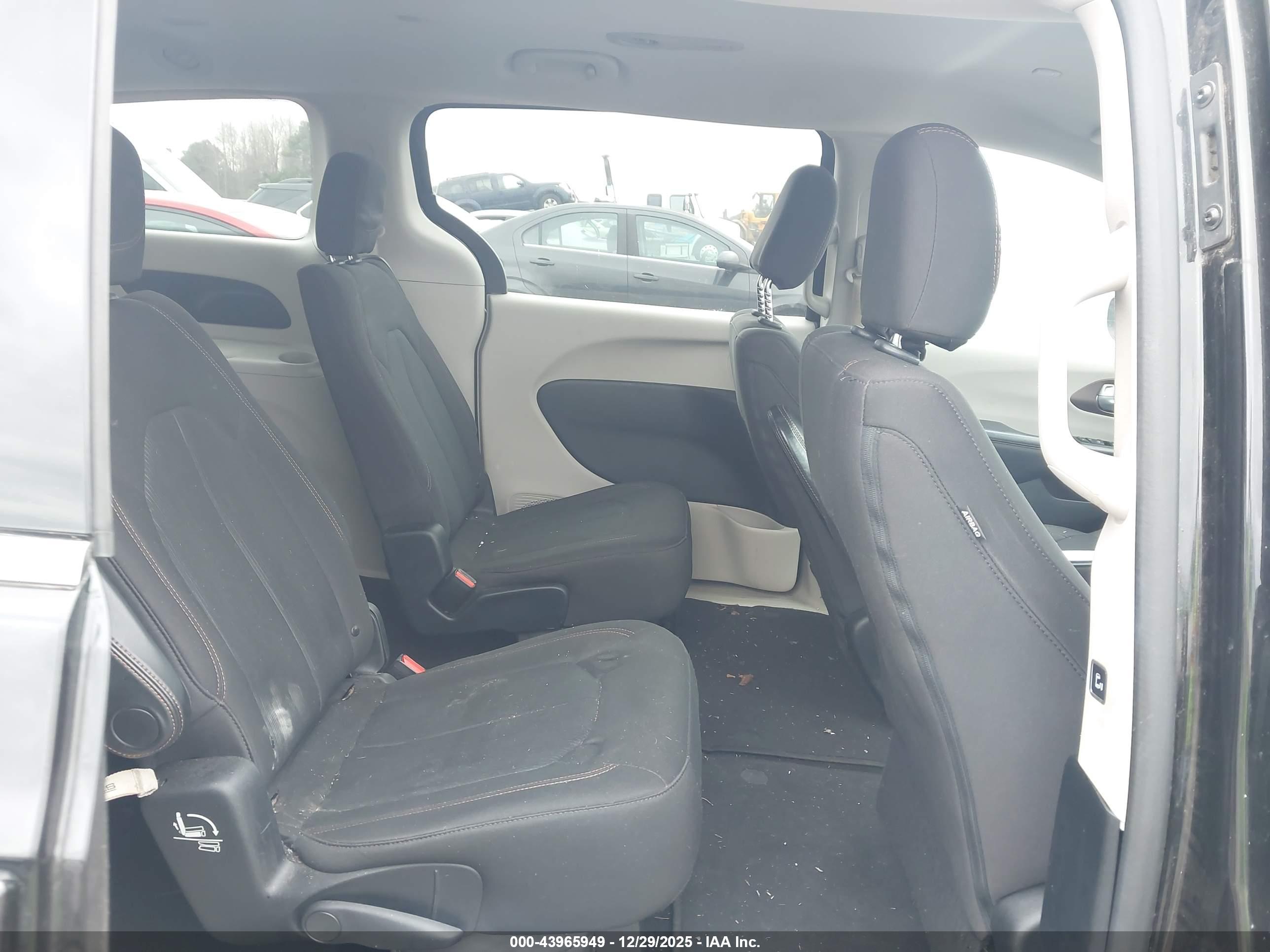 CHRYSLER PACIFICA image 8