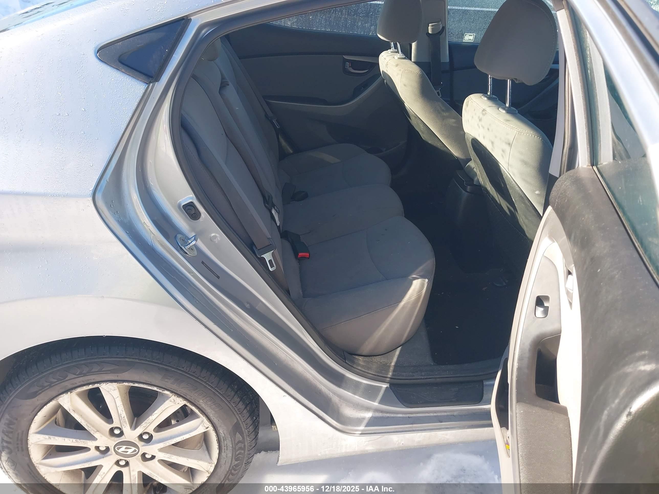 HYUNDAI ELANTRA image 8