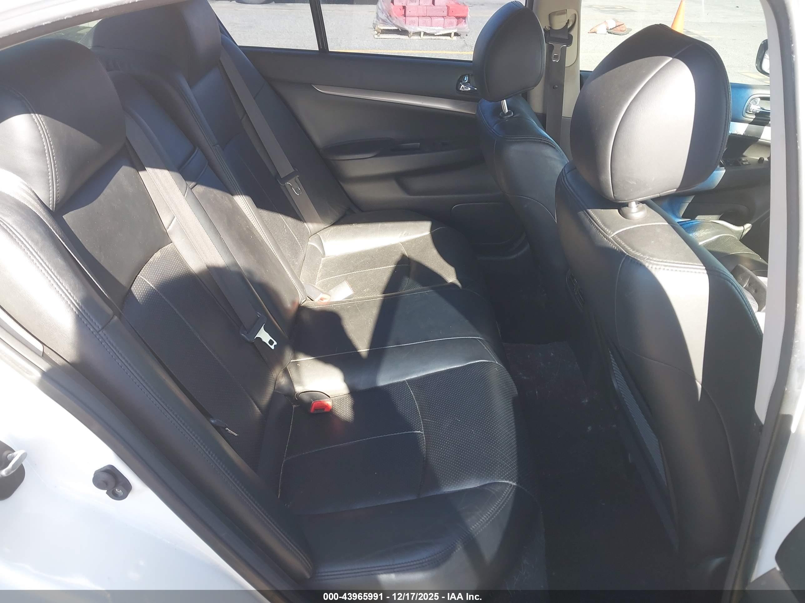 INFINITI G37 image 8