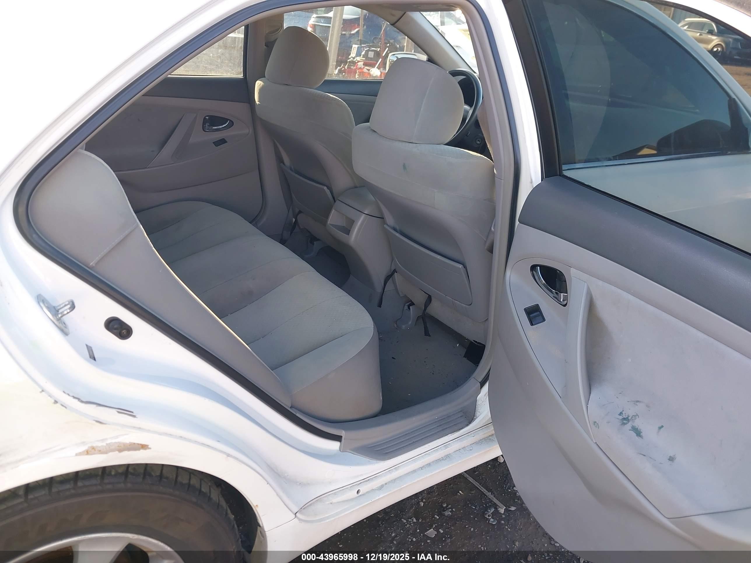TOYOTA CAMRY image 8