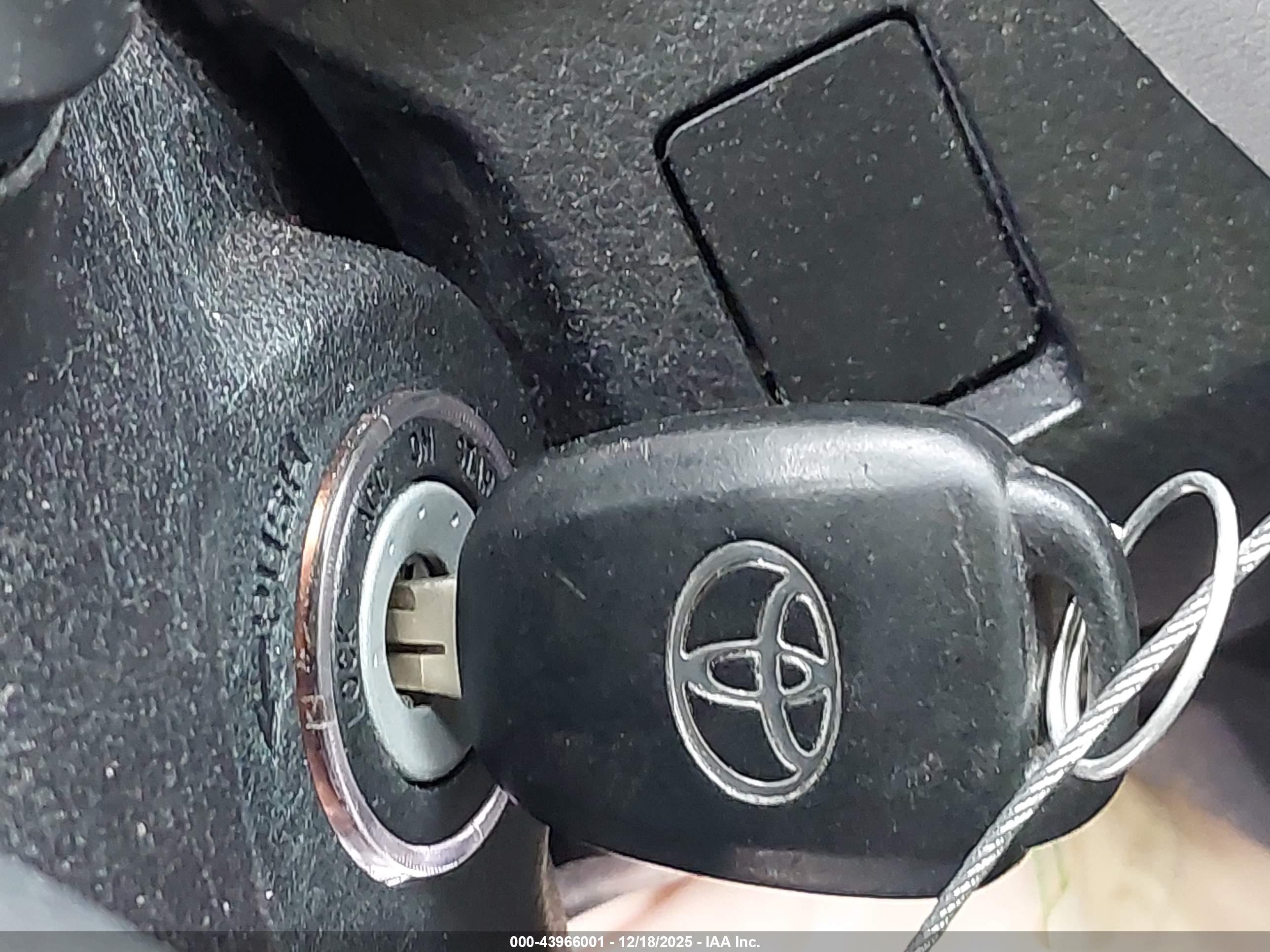TOYOTA RAV4 image 11