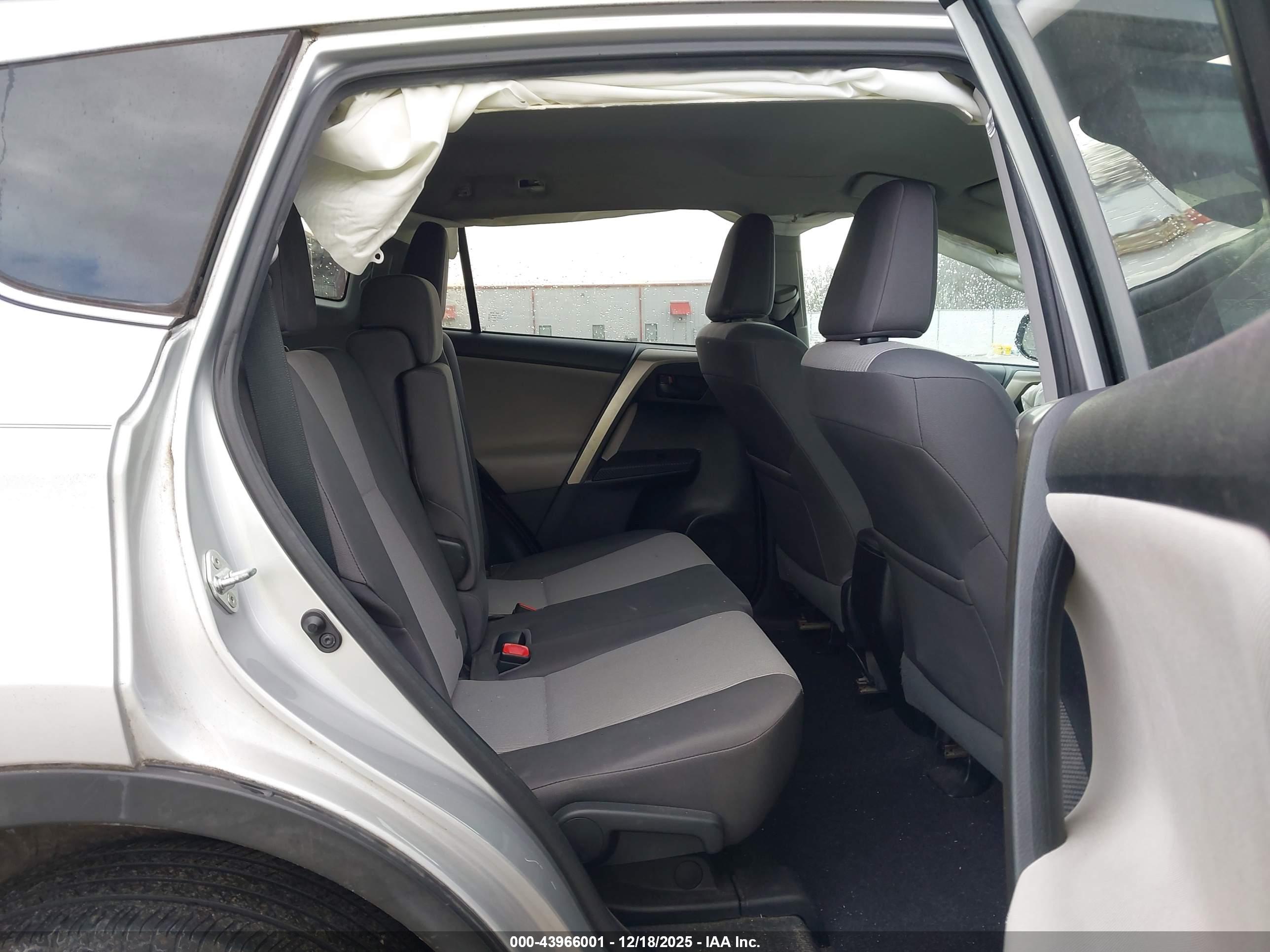 TOYOTA RAV4 image 8