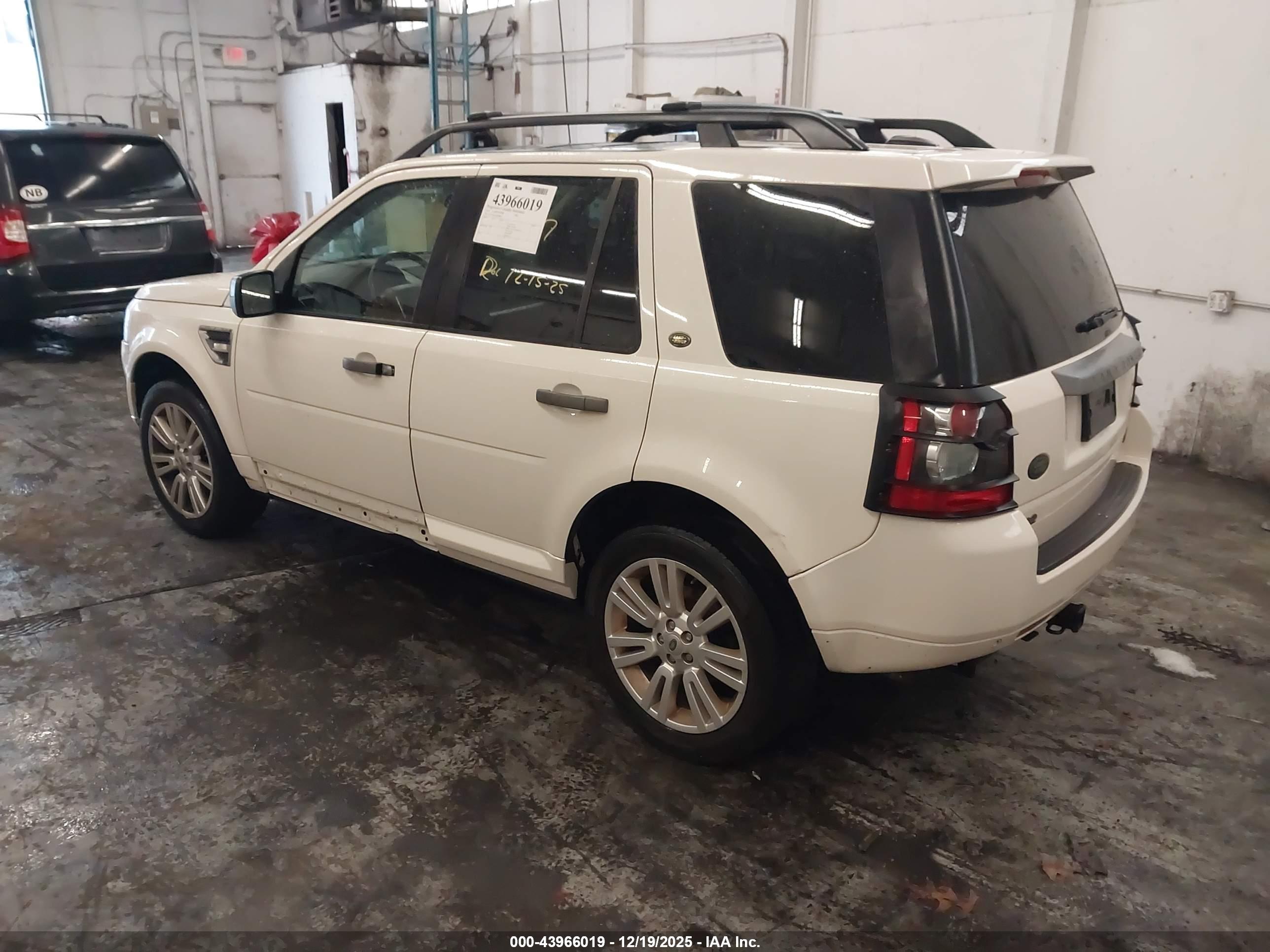 LAND ROVER image 3