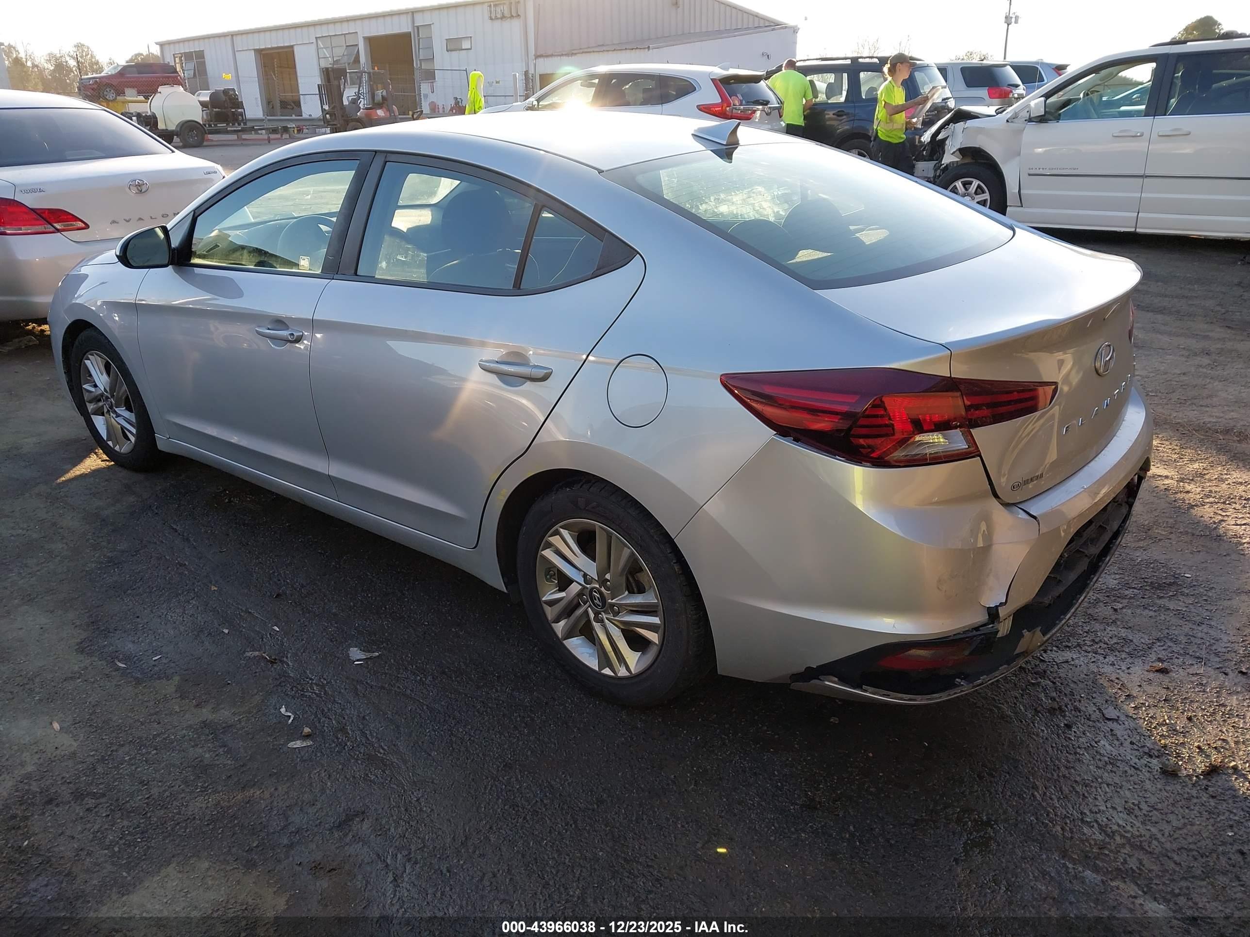 HYUNDAI ELANTRA image 3