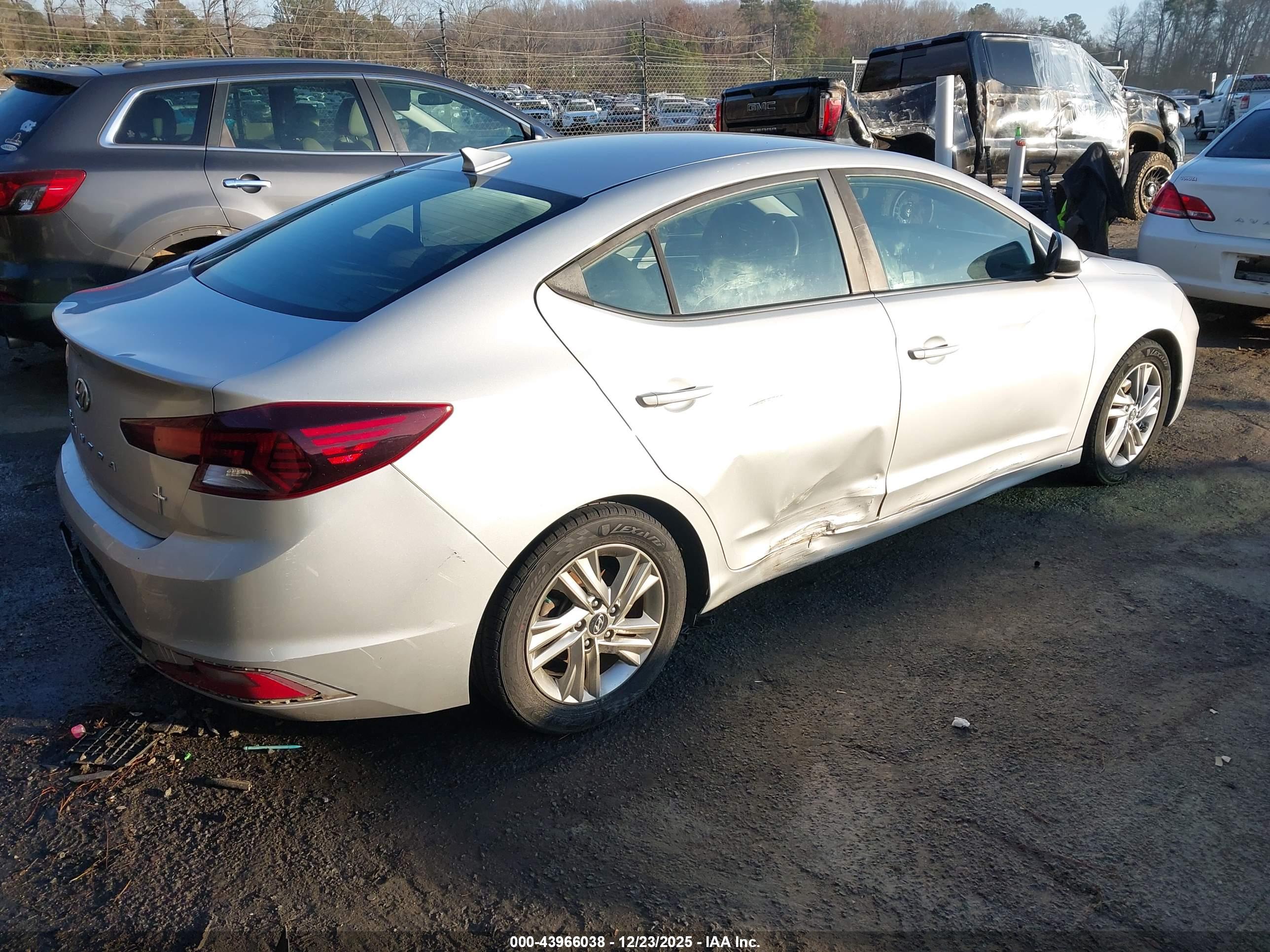HYUNDAI ELANTRA image 4