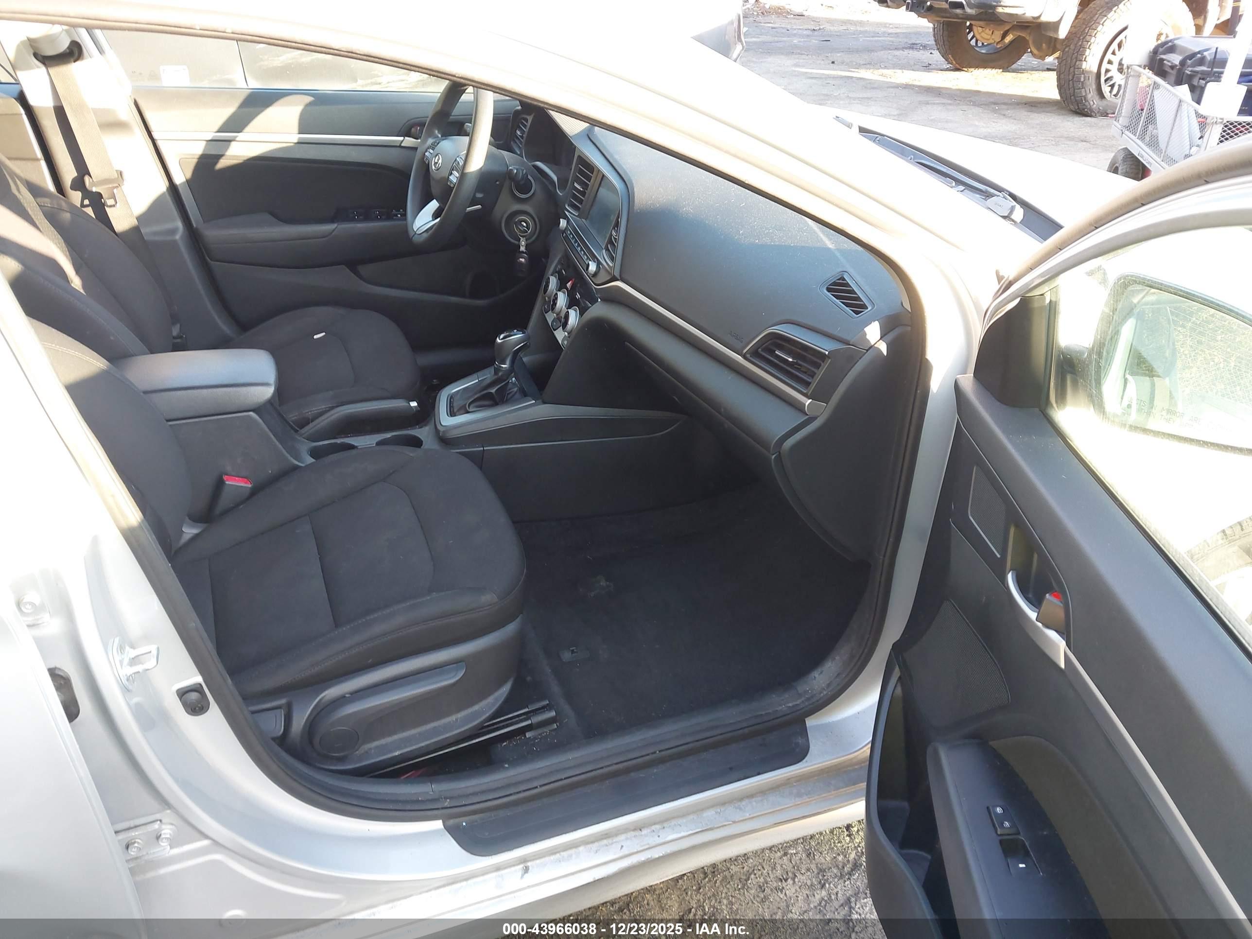 HYUNDAI ELANTRA image 5