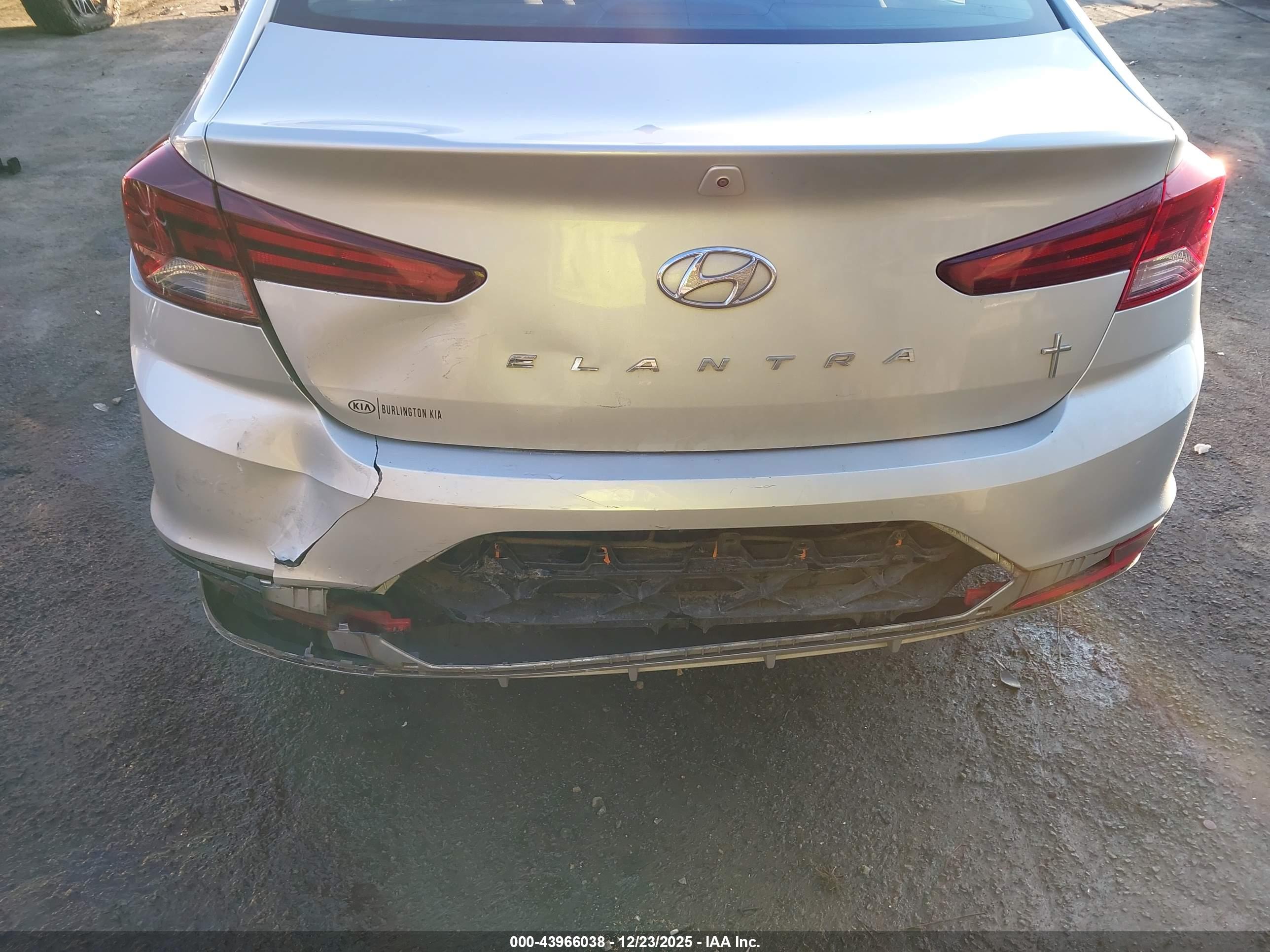 HYUNDAI ELANTRA image 6