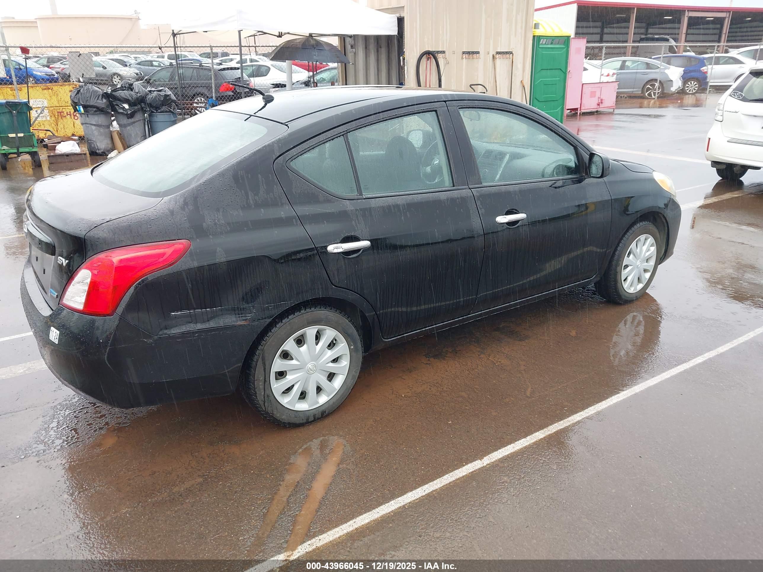 NISSAN VERSA image 4