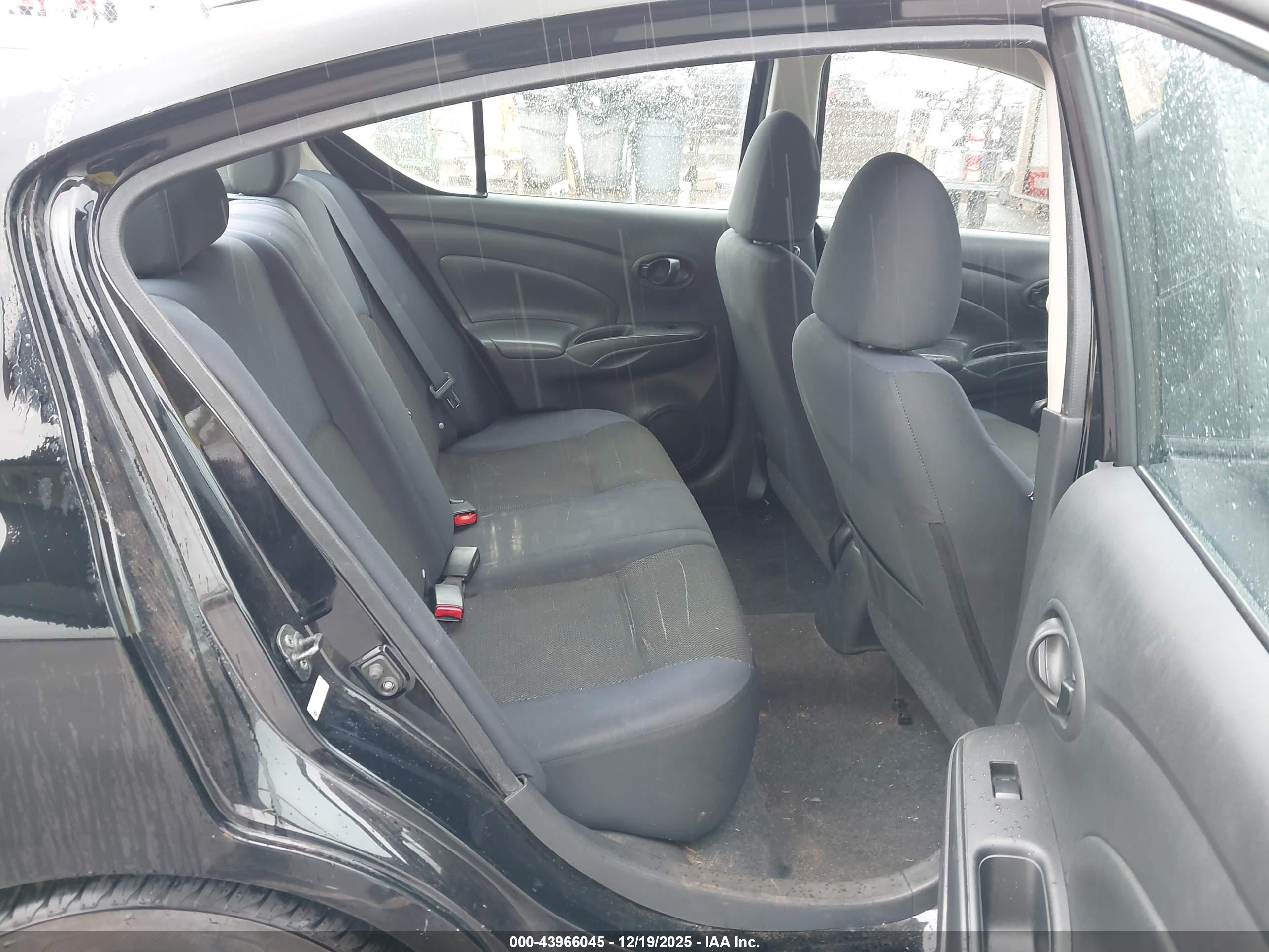 NISSAN VERSA image 8