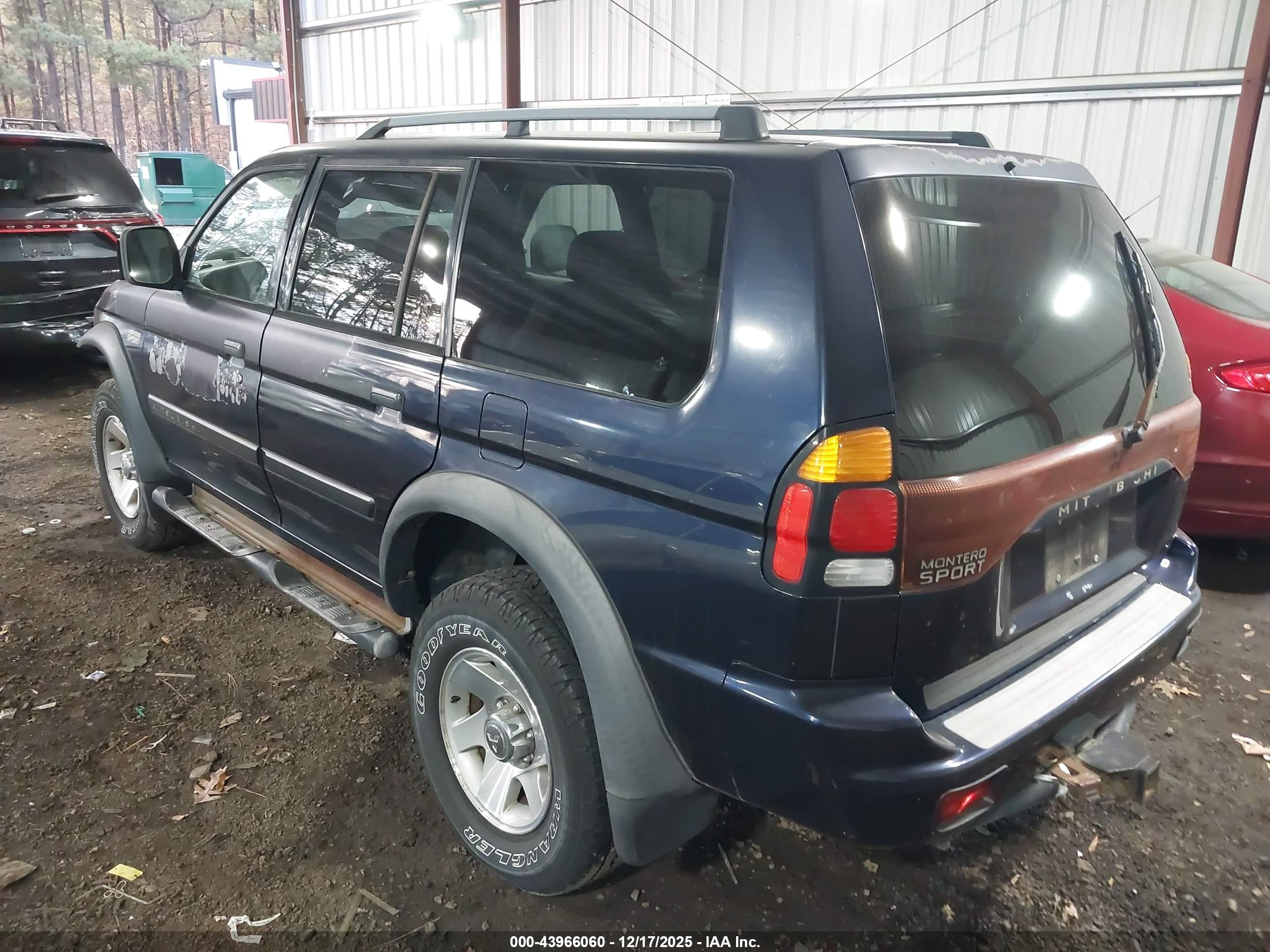 MITSUBISHI MONTERO image 3