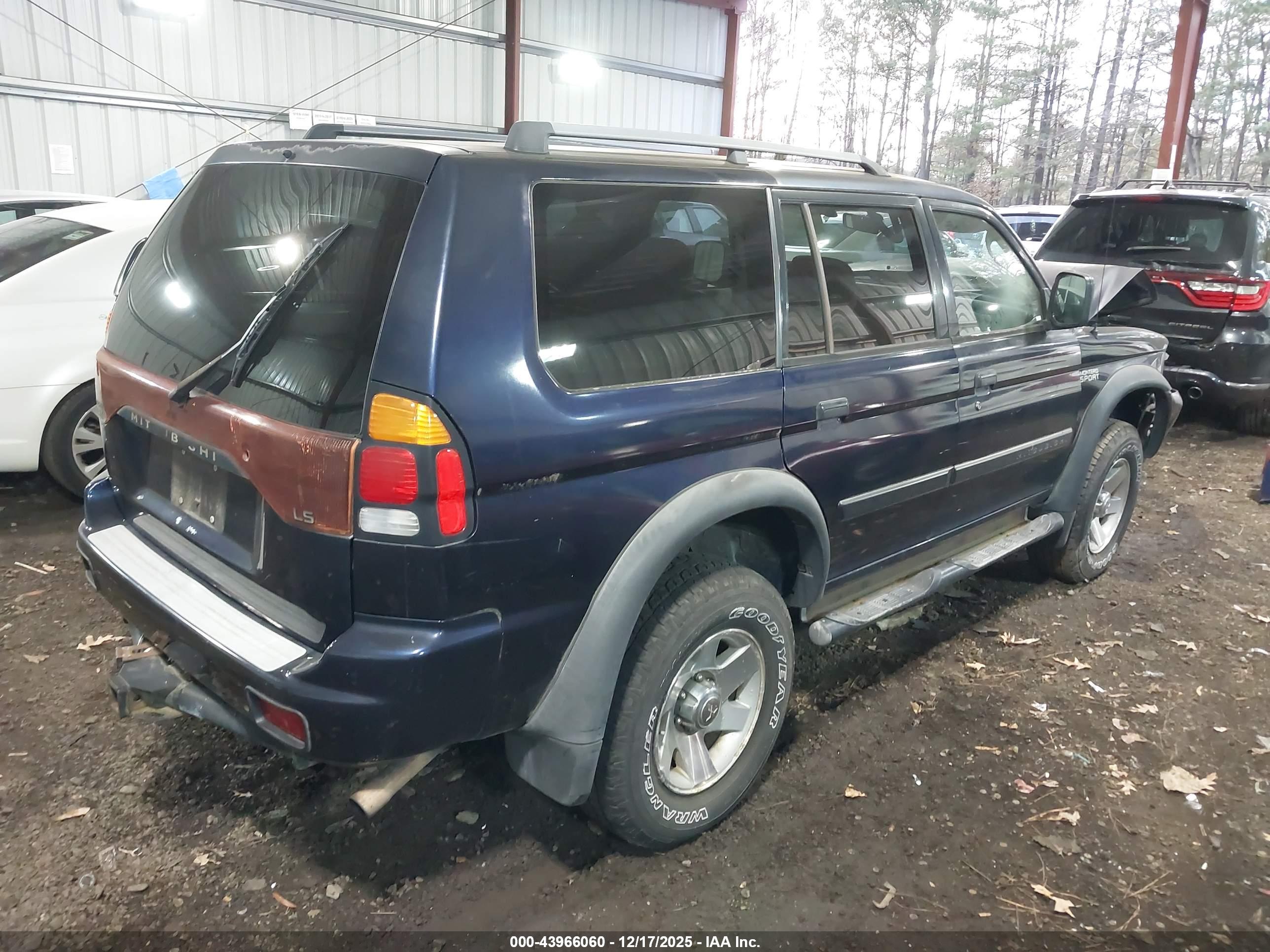 MITSUBISHI MONTERO image 4