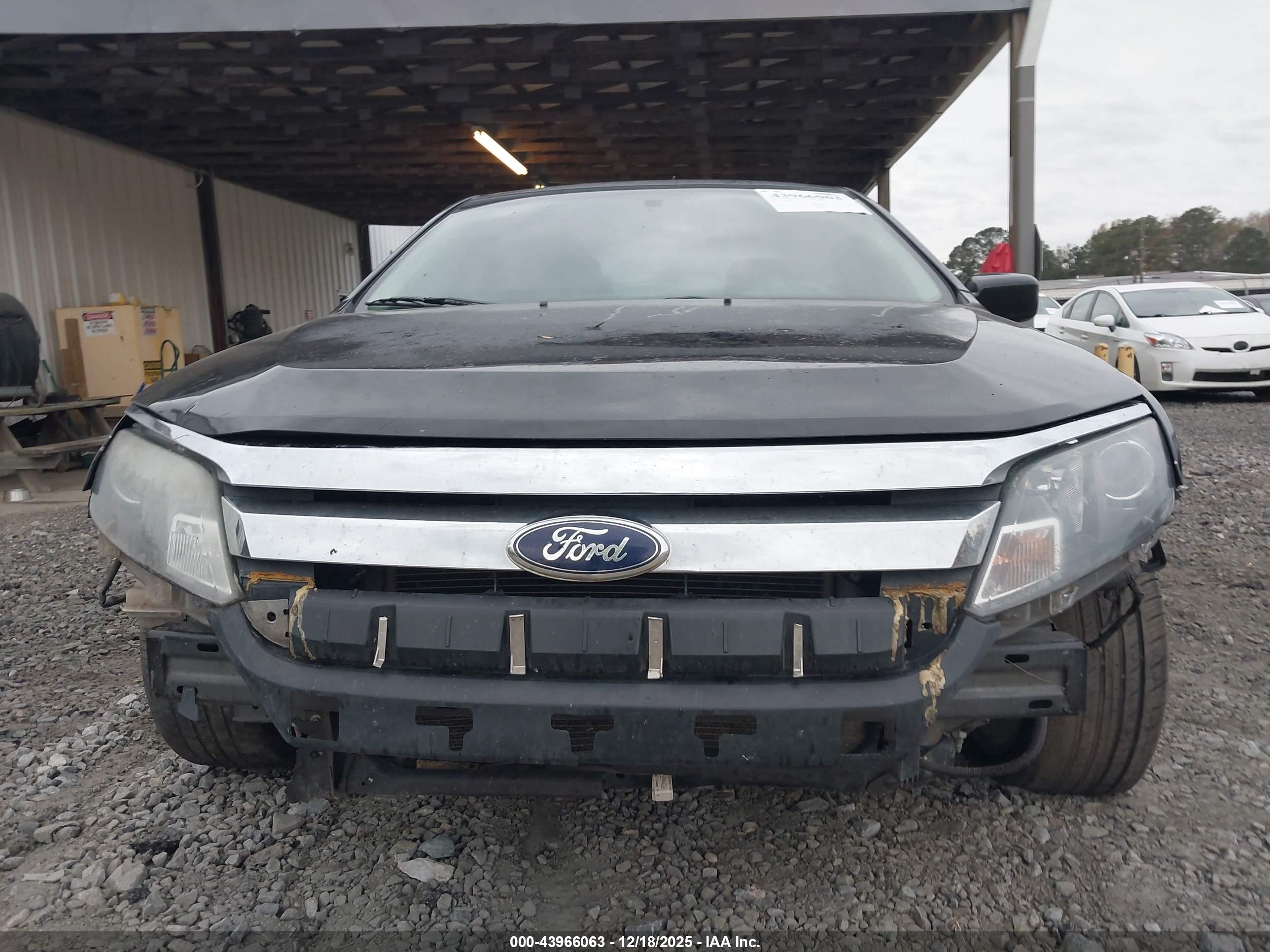 FORD FUSION image 6