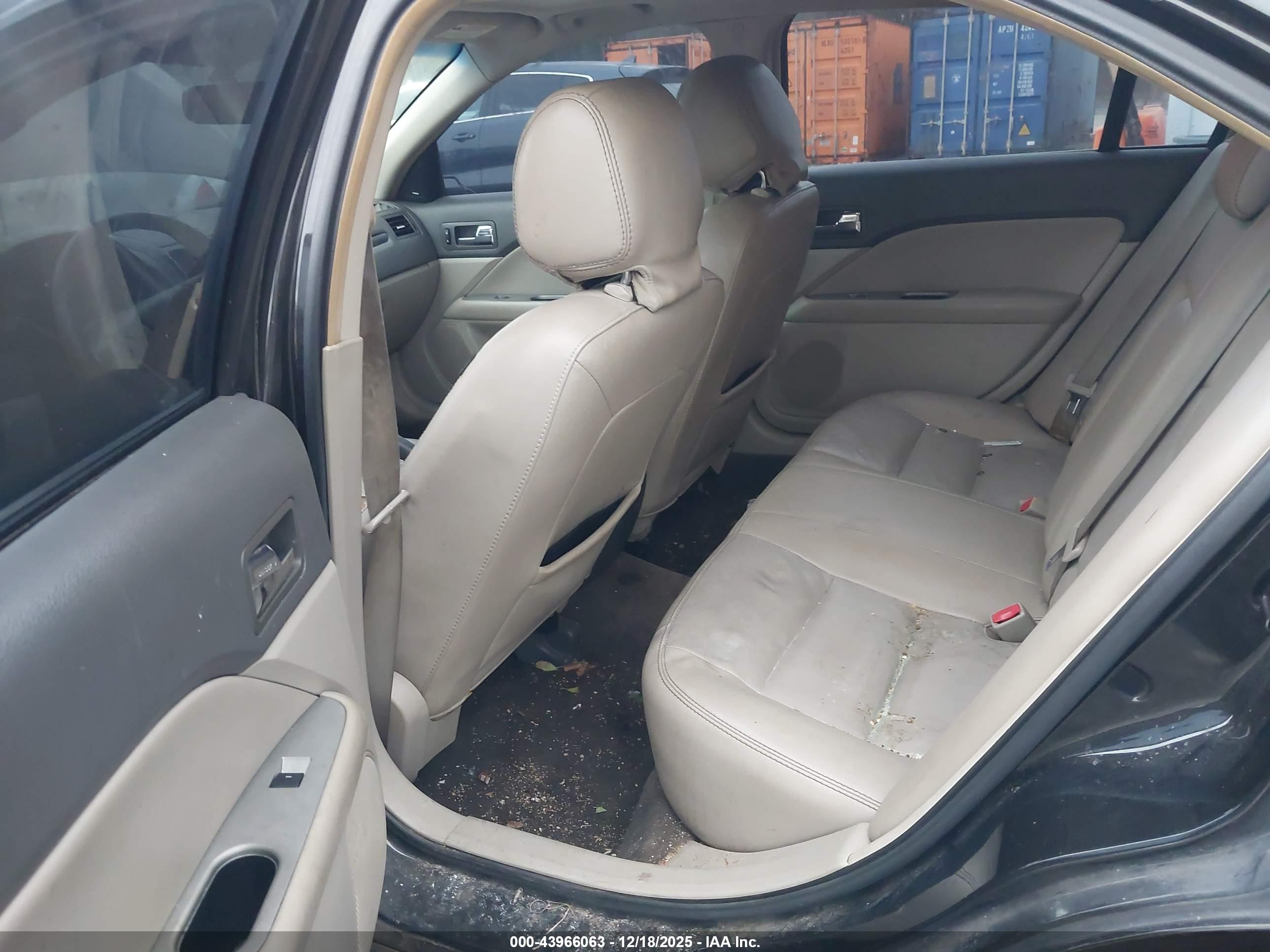 FORD FUSION image 8