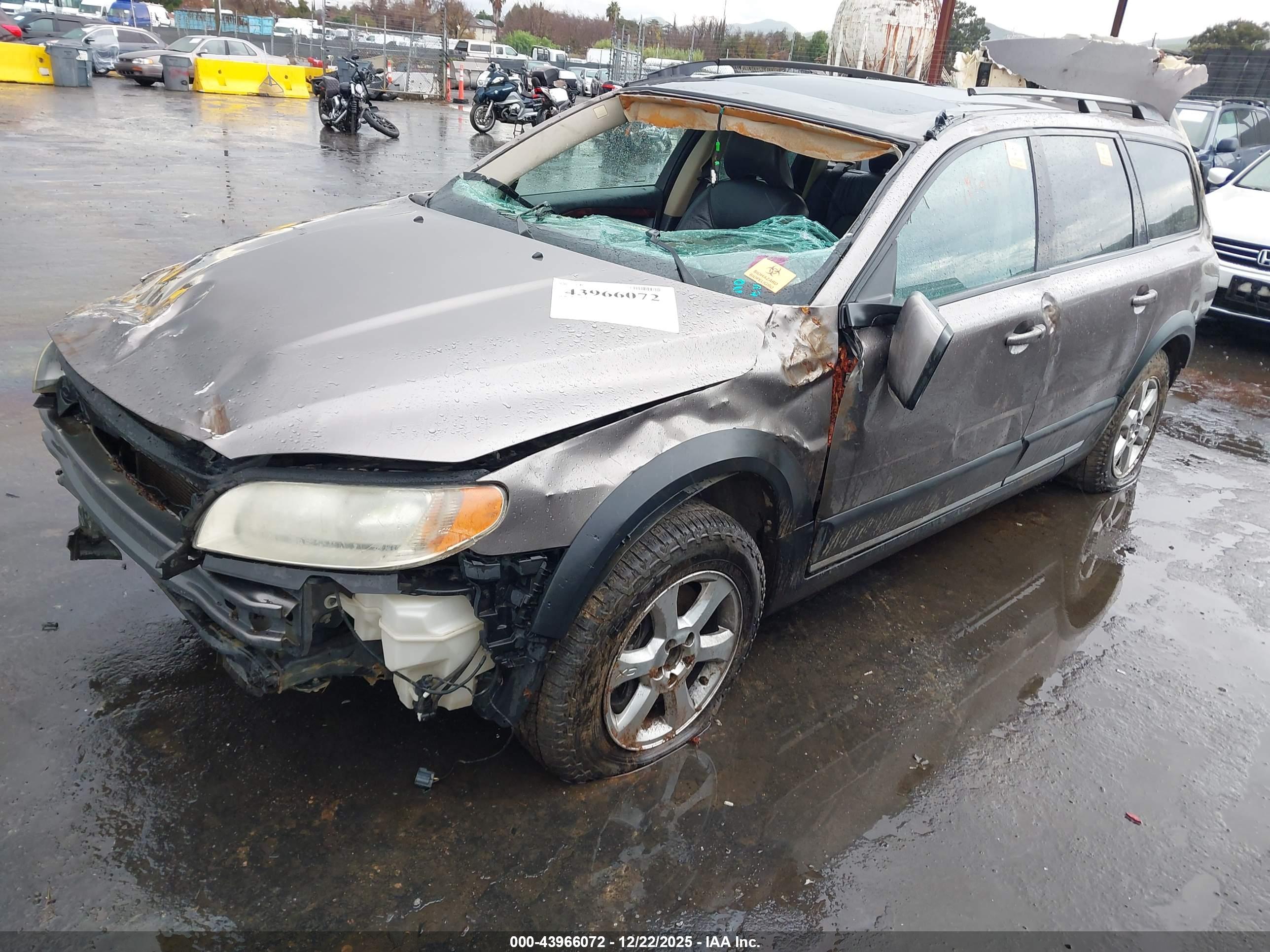 VOLVO XC70 image 2