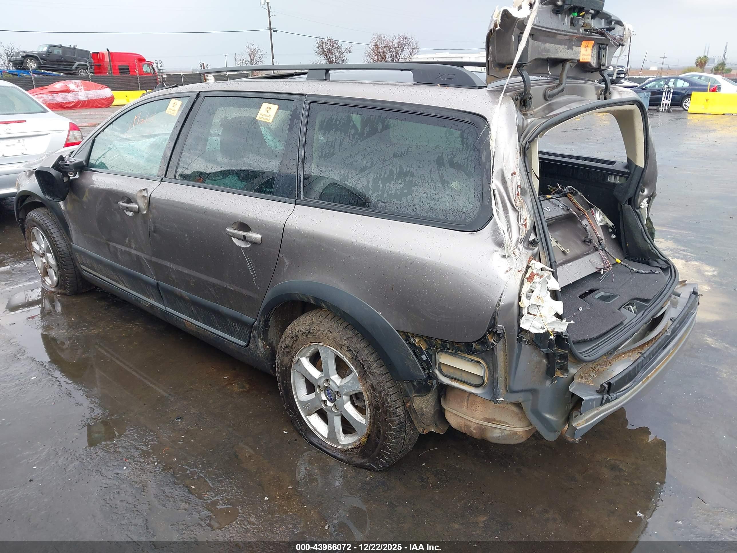 VOLVO XC70 image 3