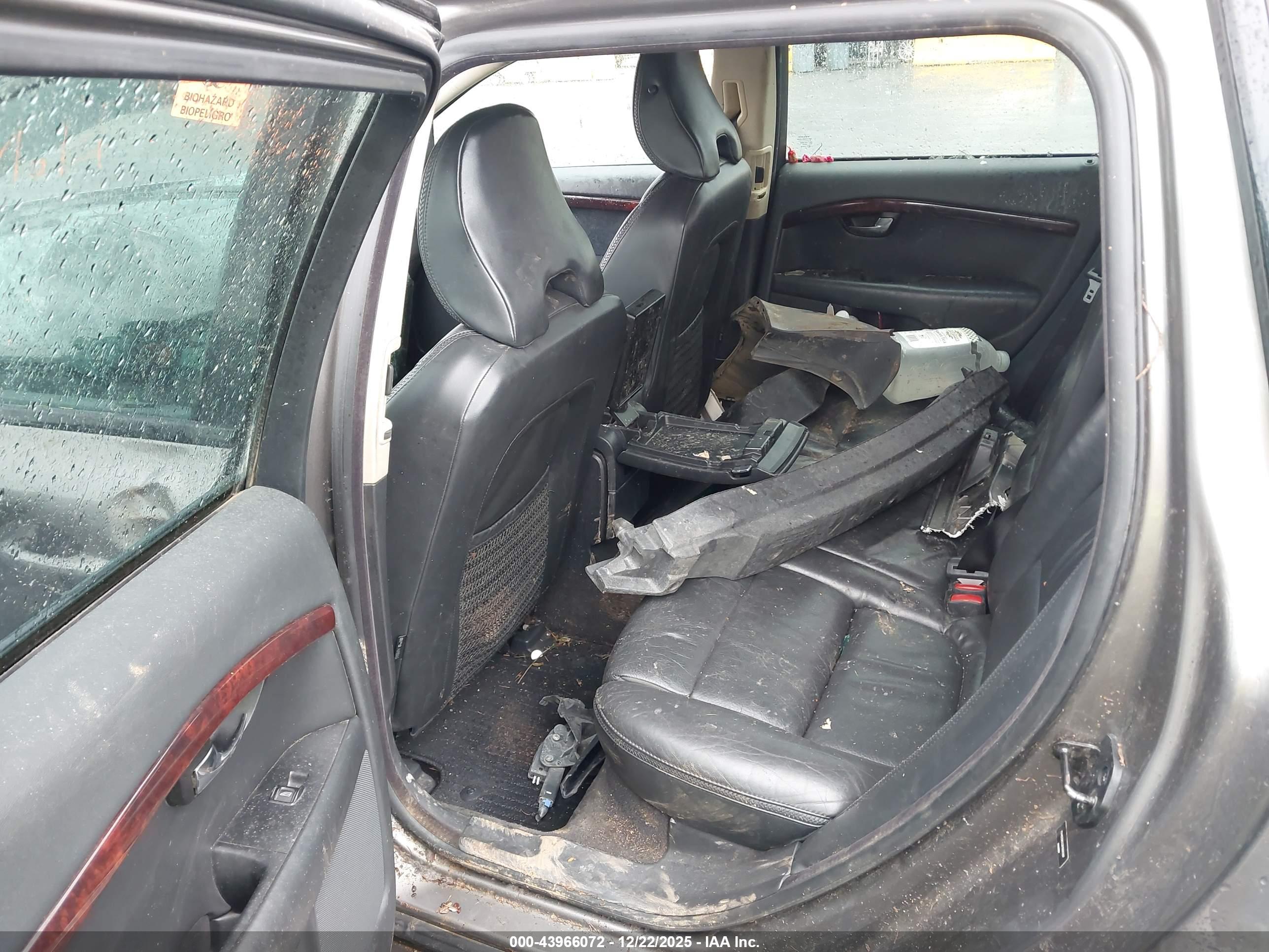 VOLVO XC70 image 8