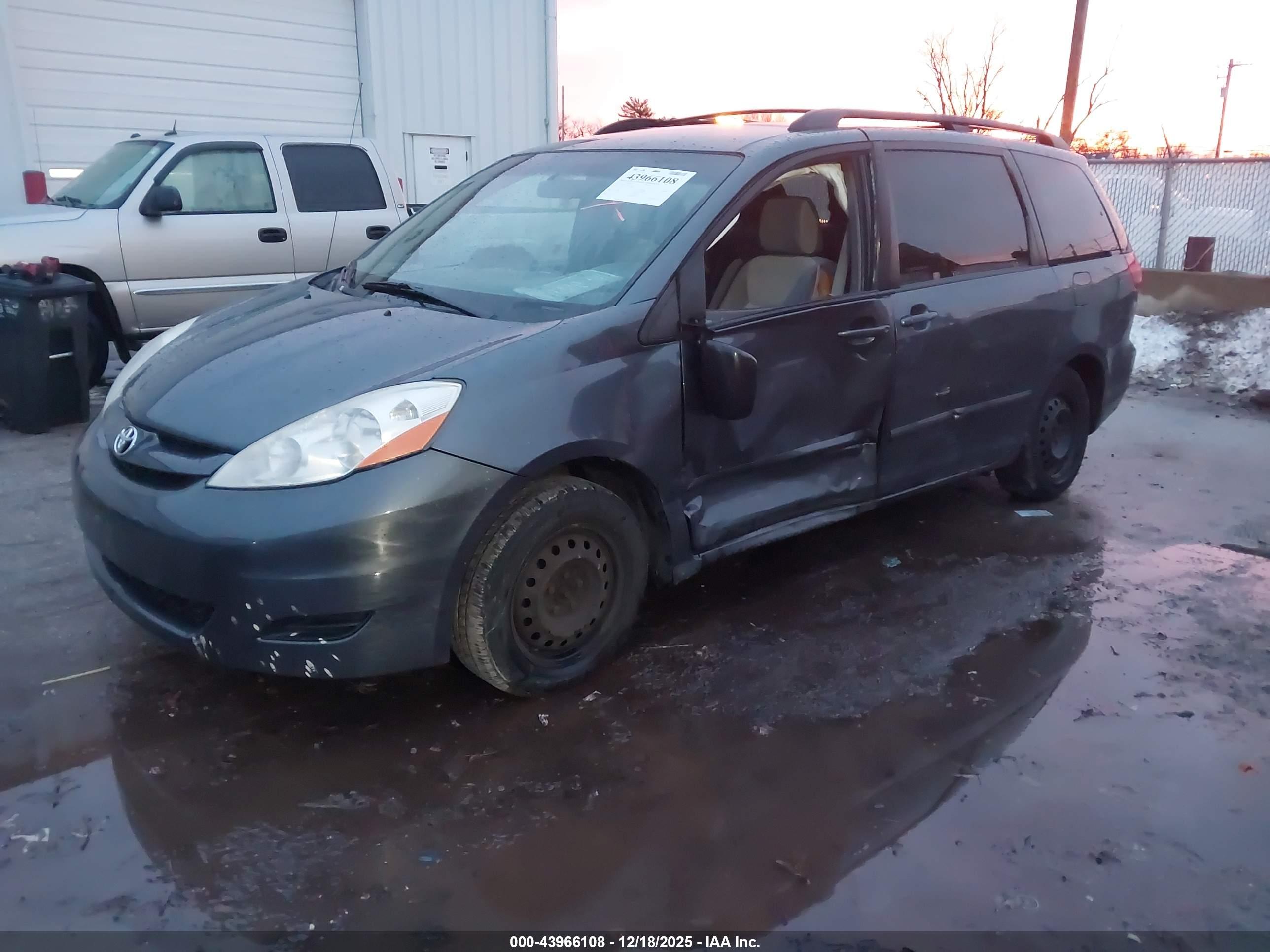 TOYOTA SIENNA image 2