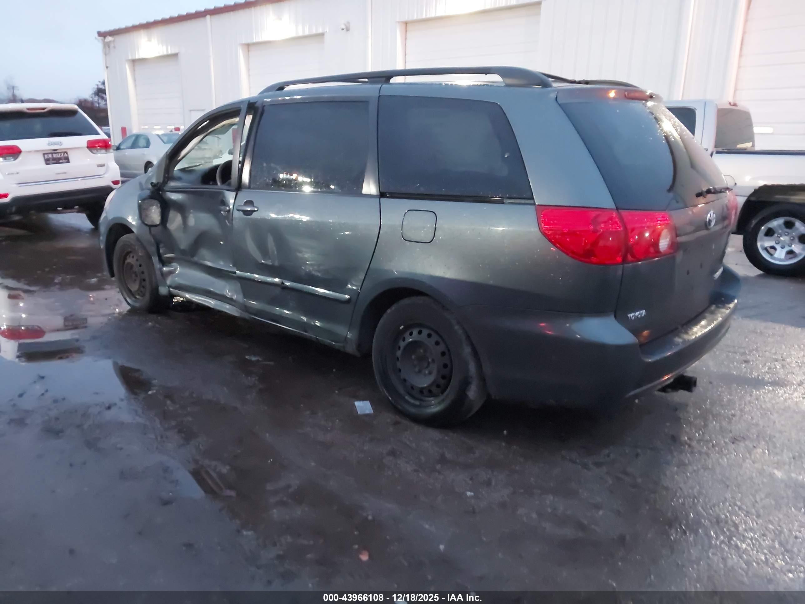 TOYOTA SIENNA image 3