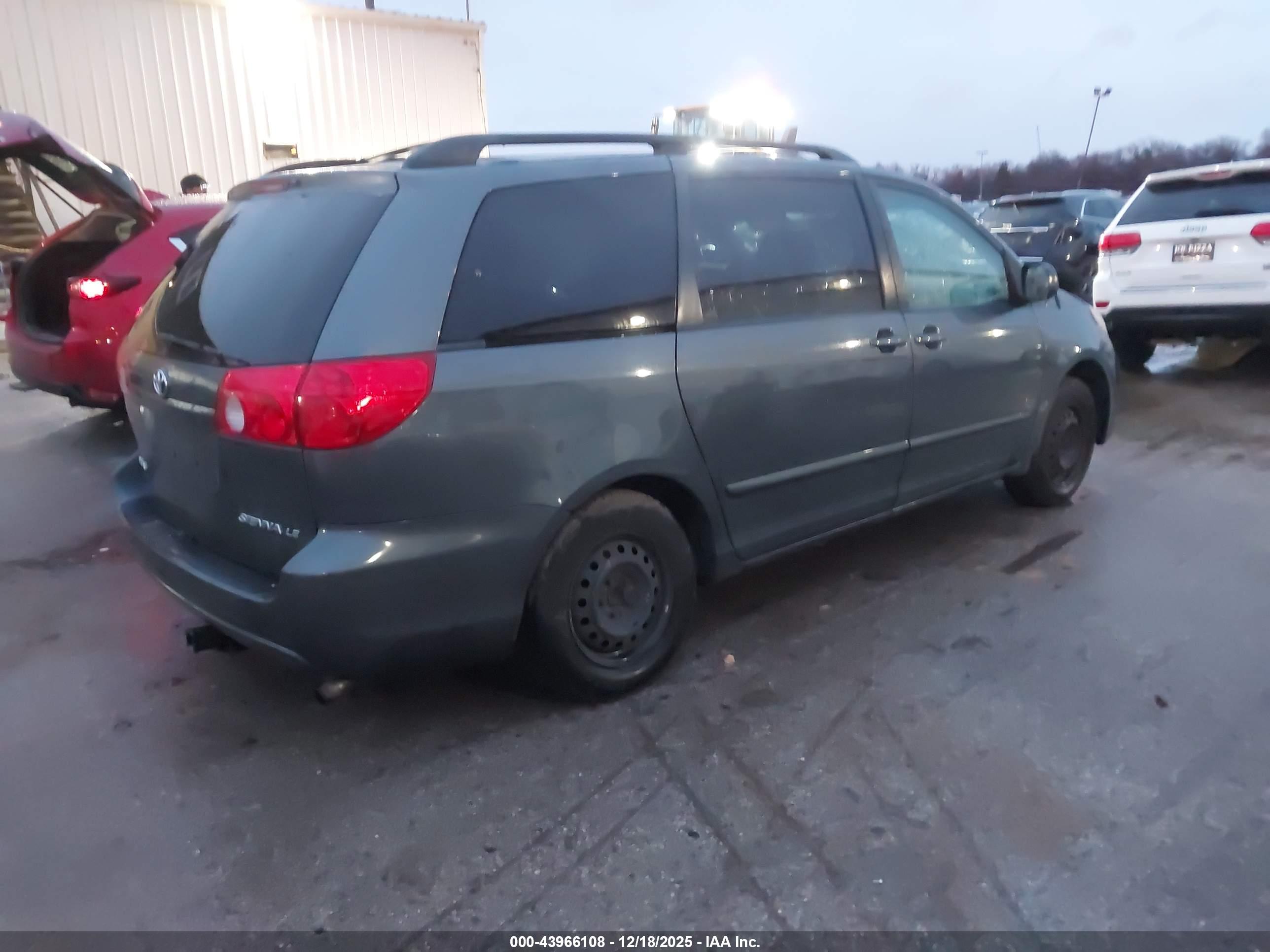 TOYOTA SIENNA image 4