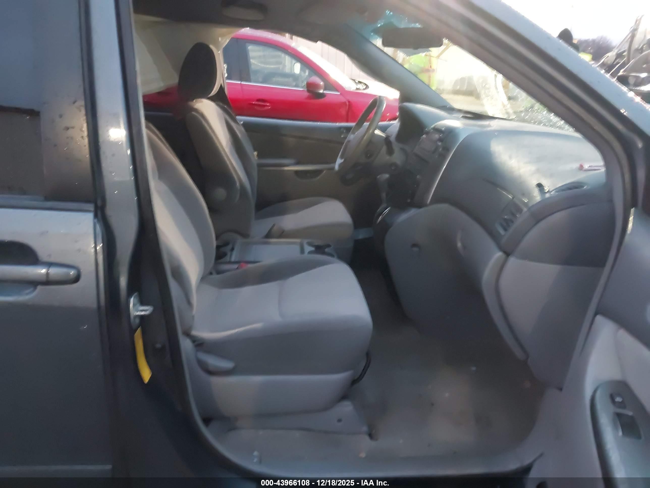 TOYOTA SIENNA image 5