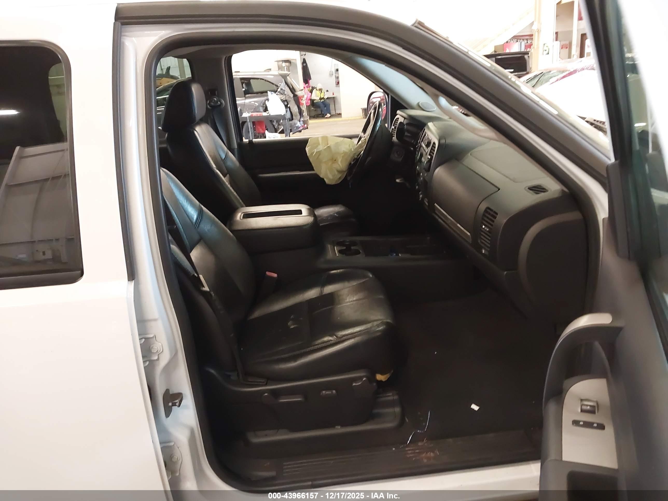 CHEVROLET SILVERADO image 5