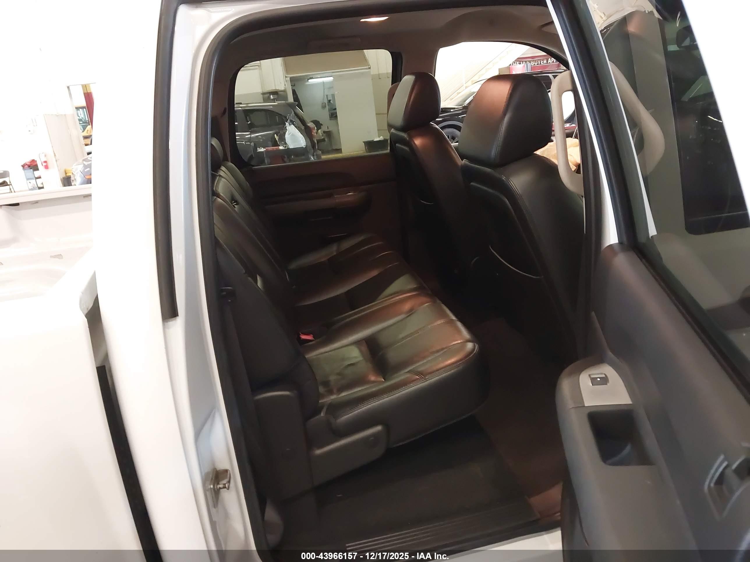 CHEVROLET SILVERADO image 8