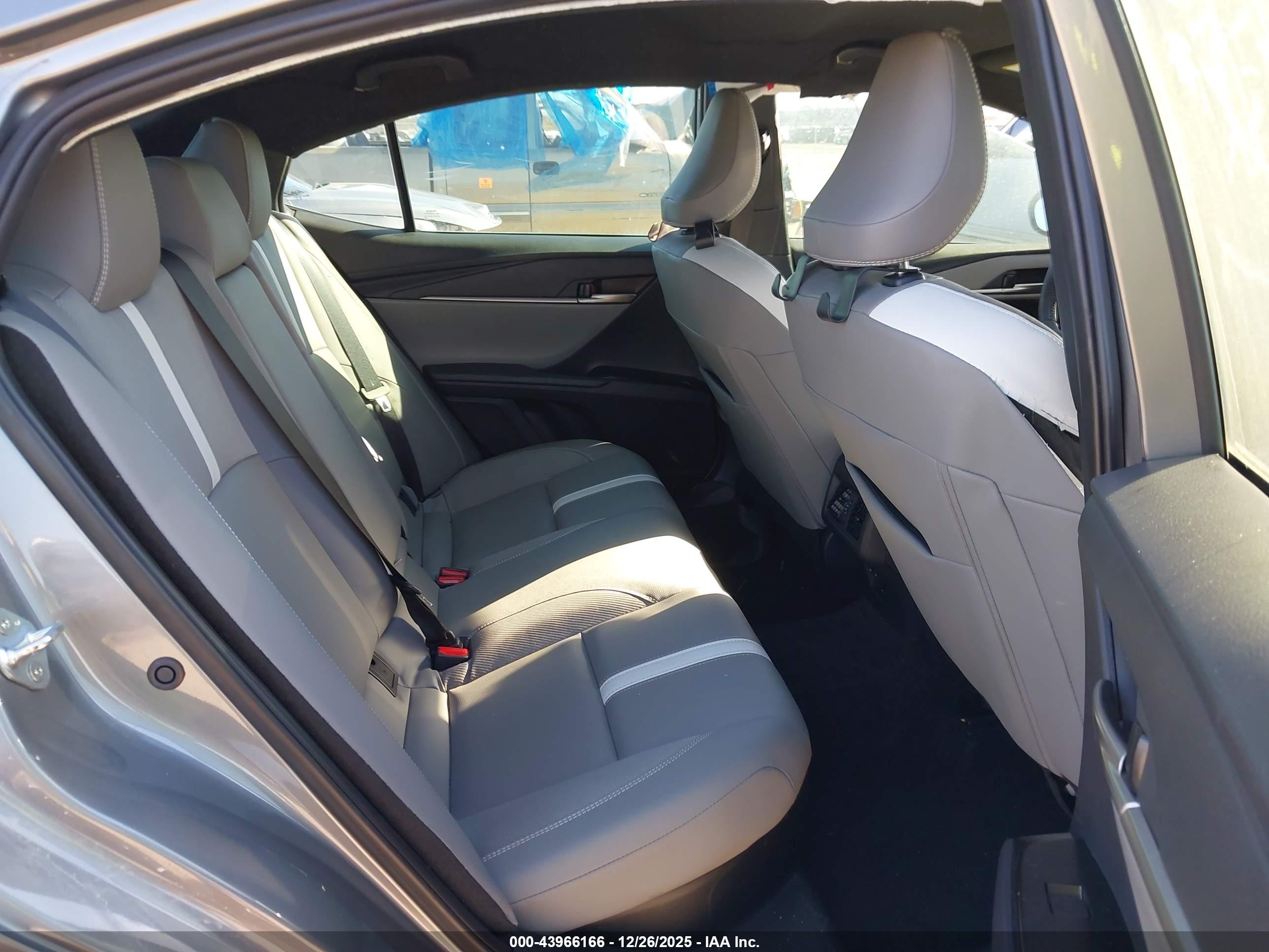 TOYOTA CAMRY image 8