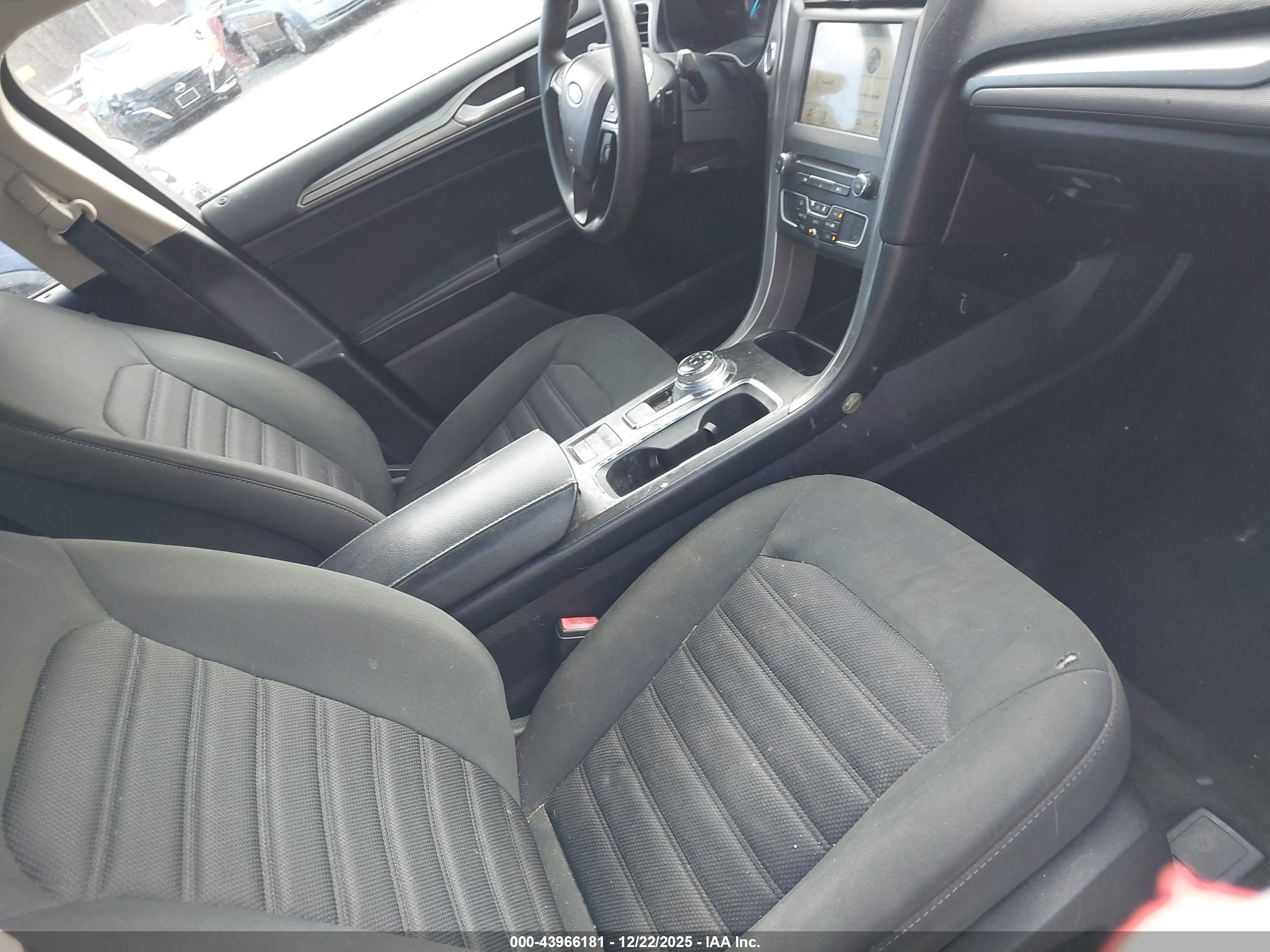 FORD FUSION image 5