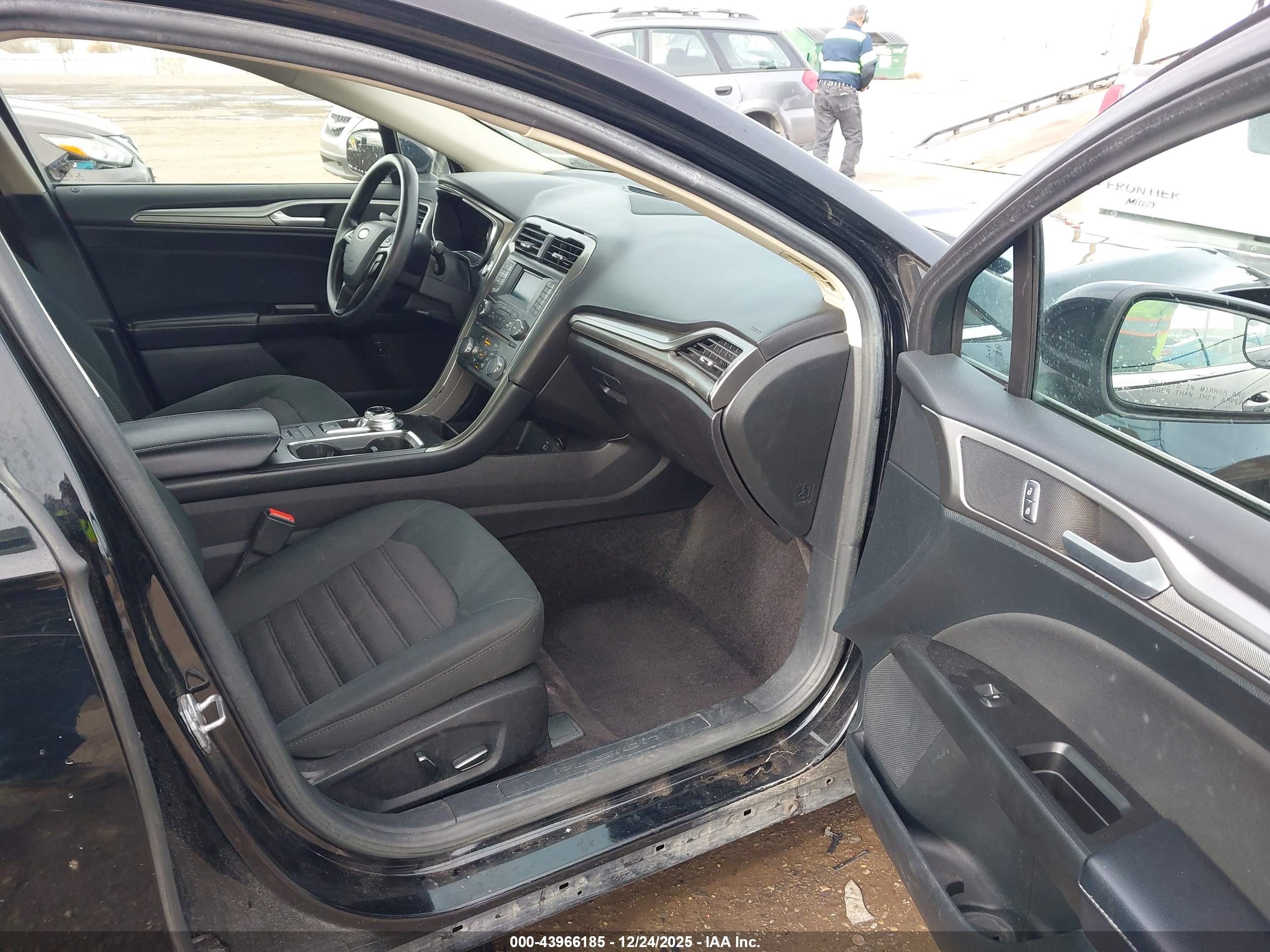 FORD FUSION image 5