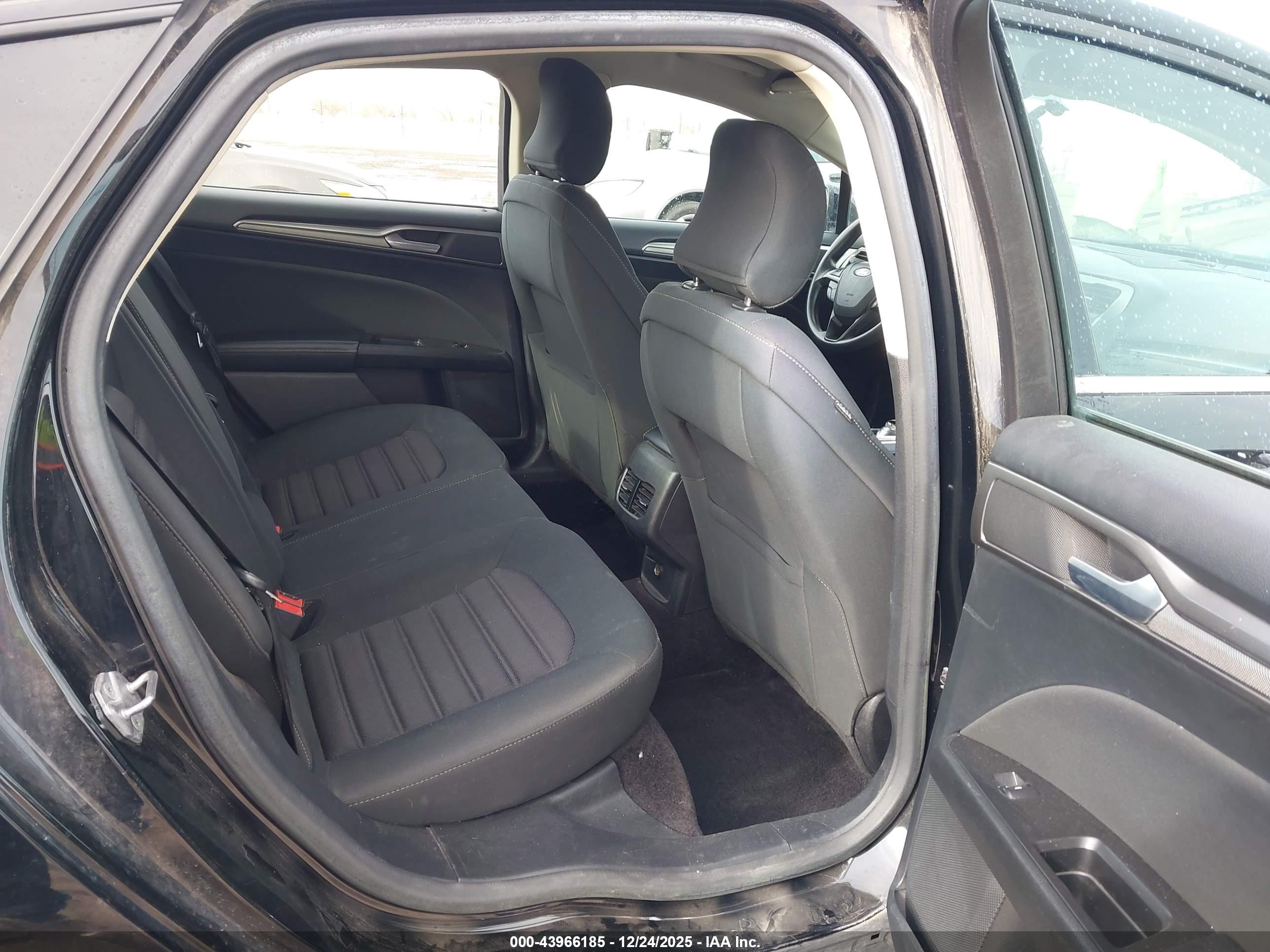 FORD FUSION image 8
