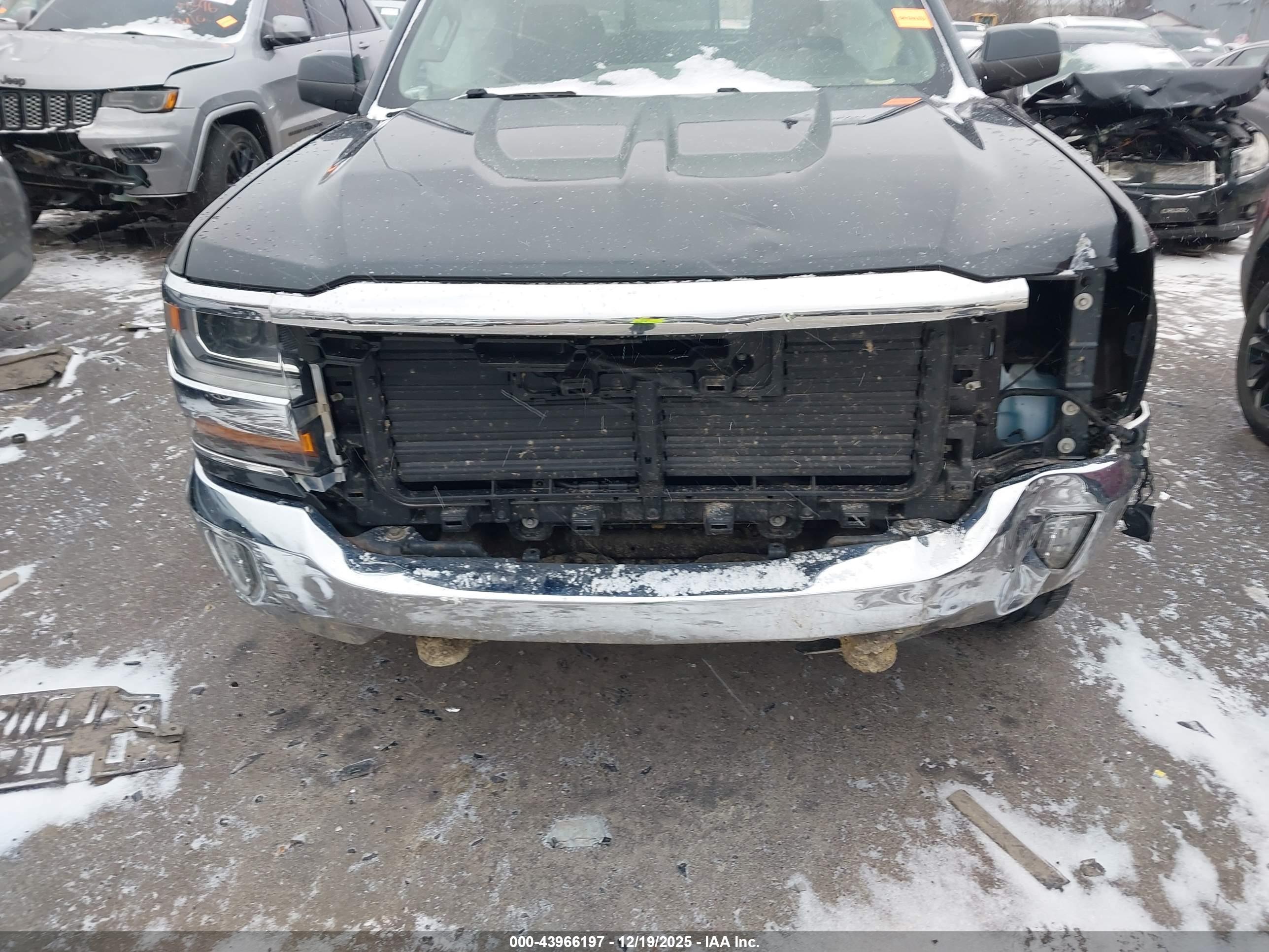 CHEVROLET SILVERADO image 6