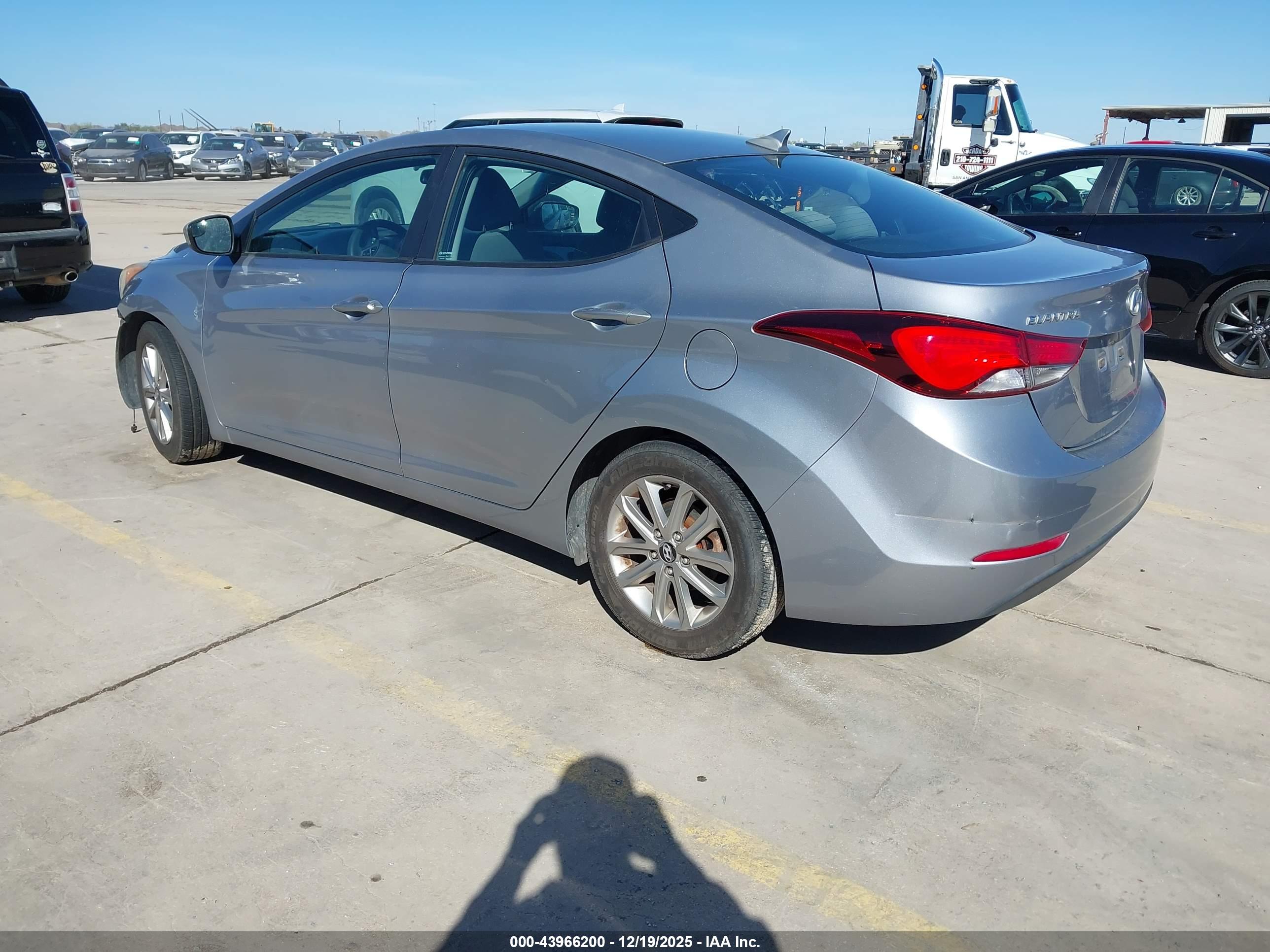 HYUNDAI ELANTRA image 3