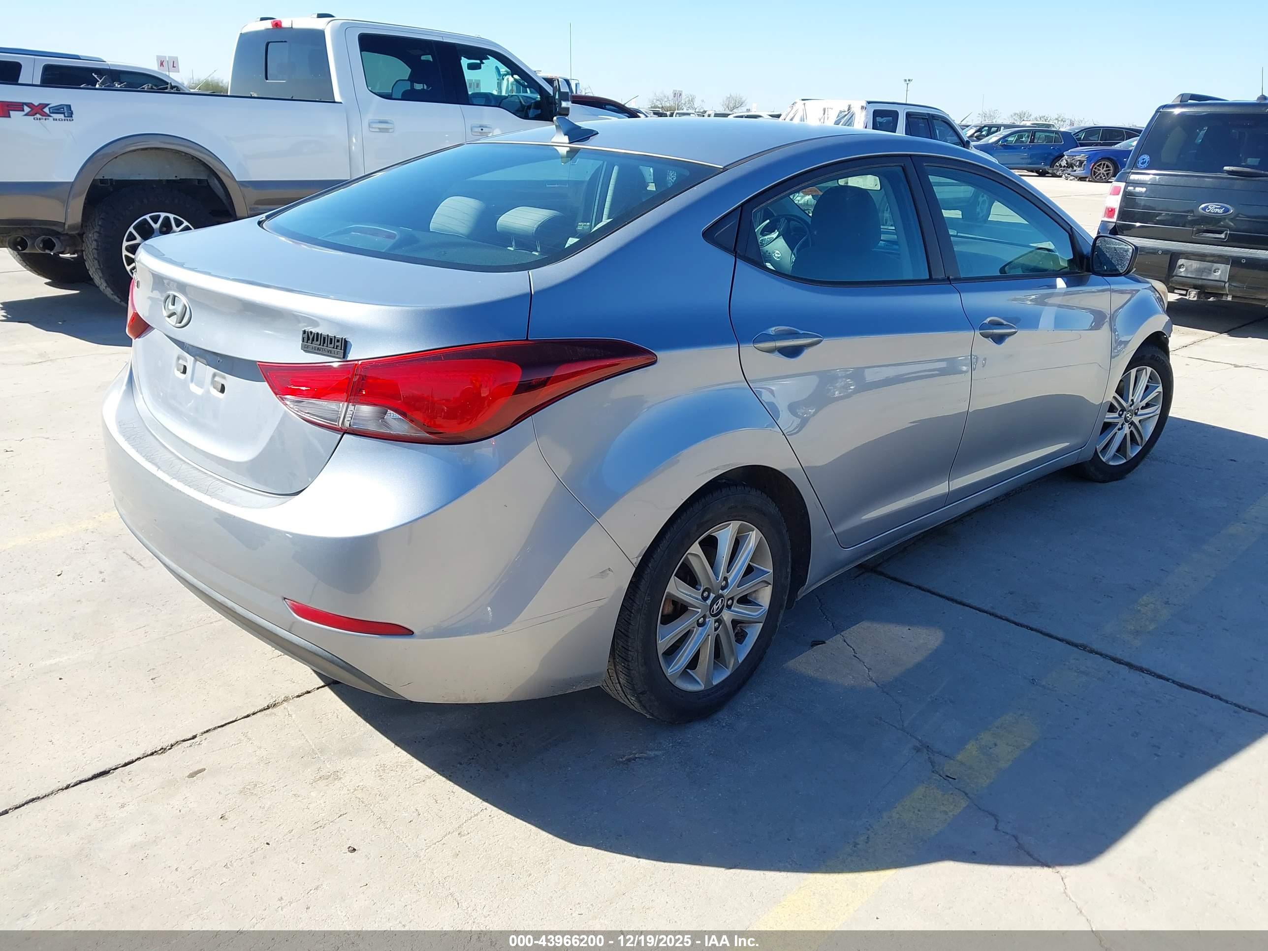 HYUNDAI ELANTRA image 4