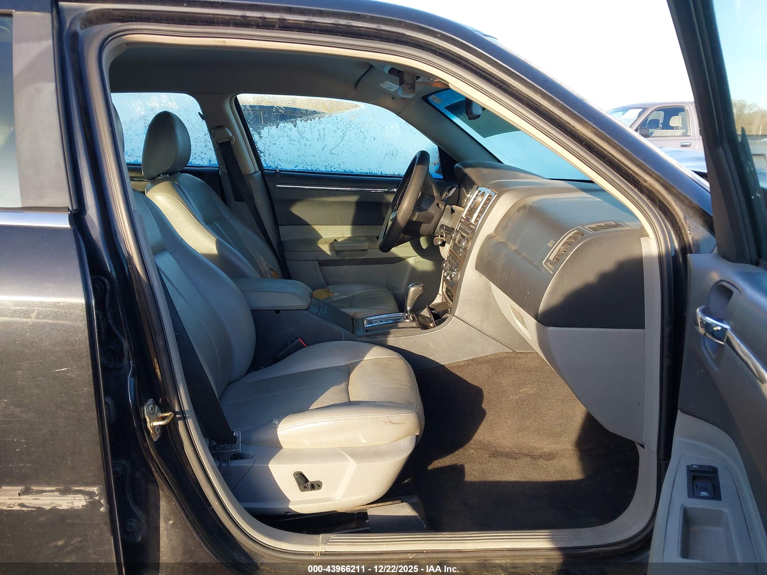 CHRYSLER 300 image 5