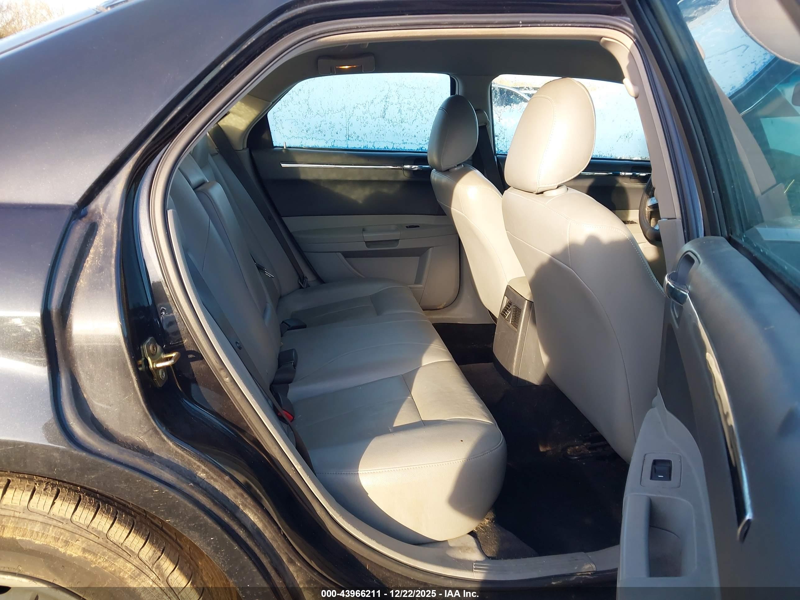 CHRYSLER 300 image 8