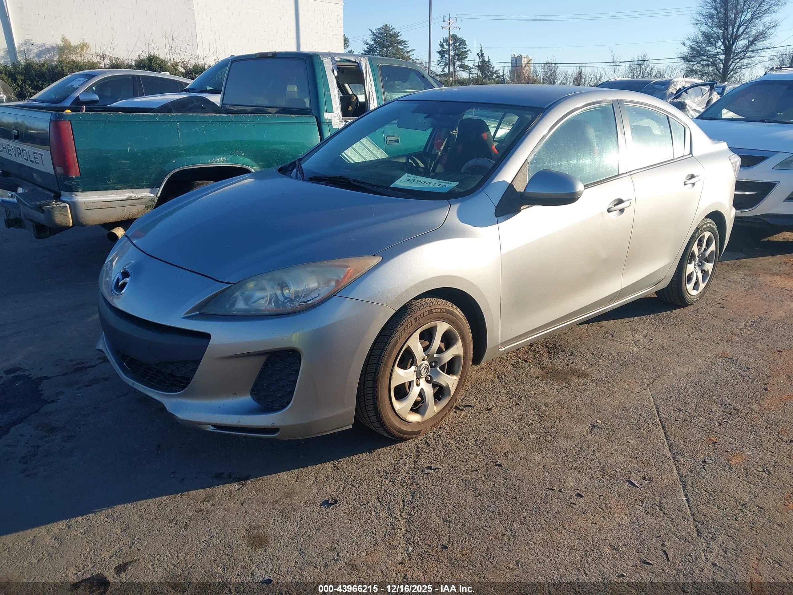 MAZDA MAZDA3 image 2