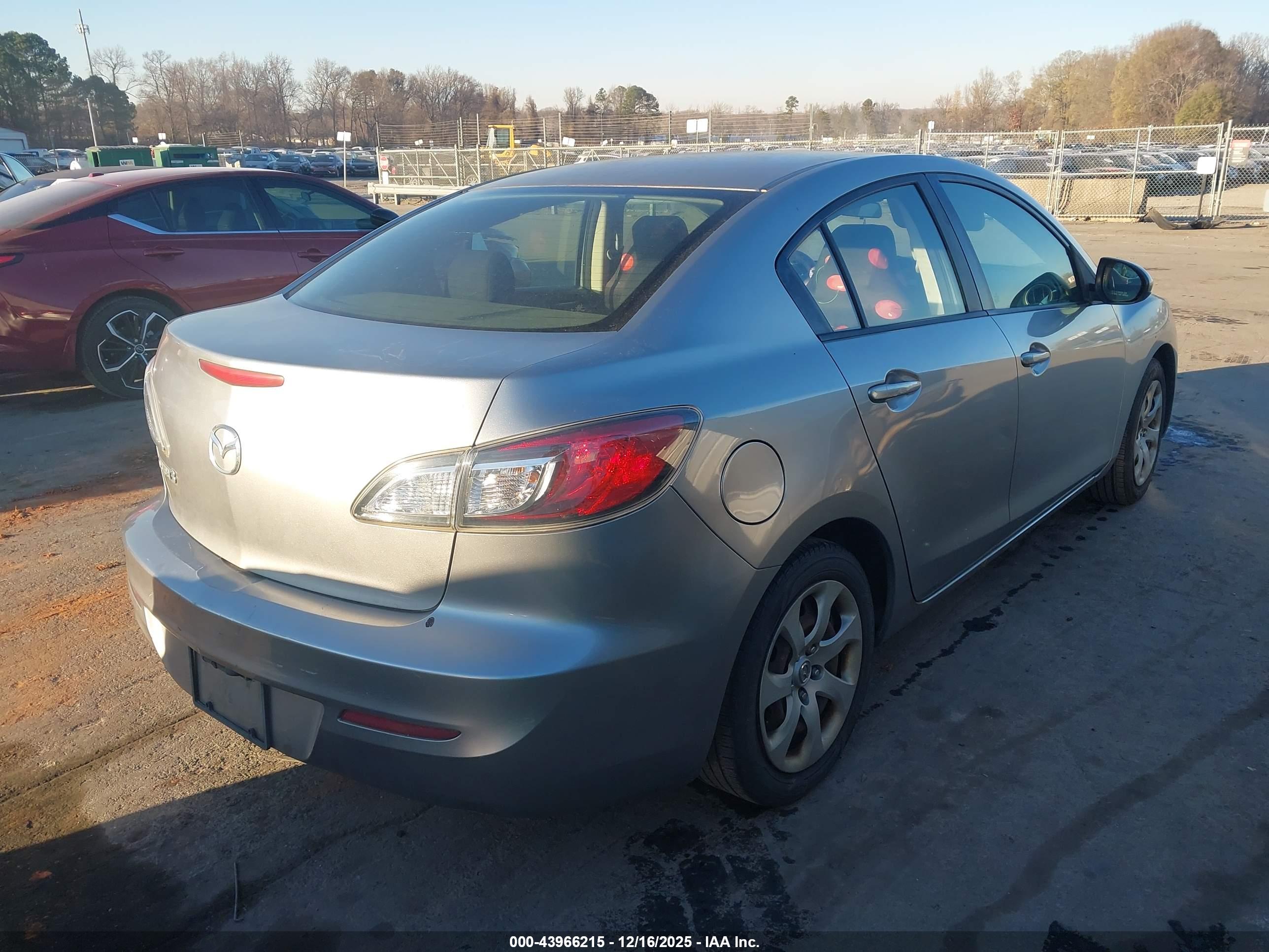 MAZDA MAZDA3 image 4