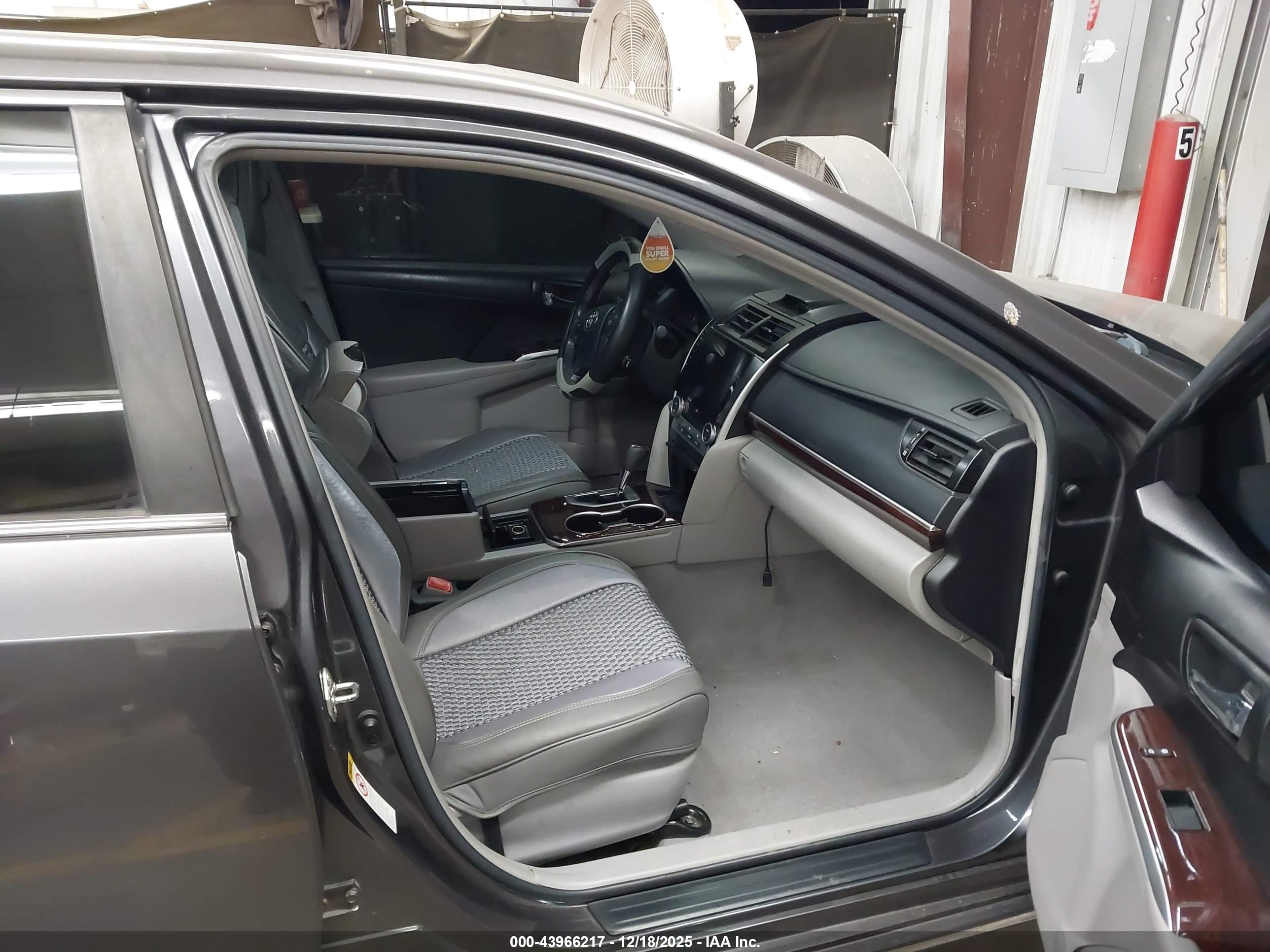 TOYOTA CAMRY image 5