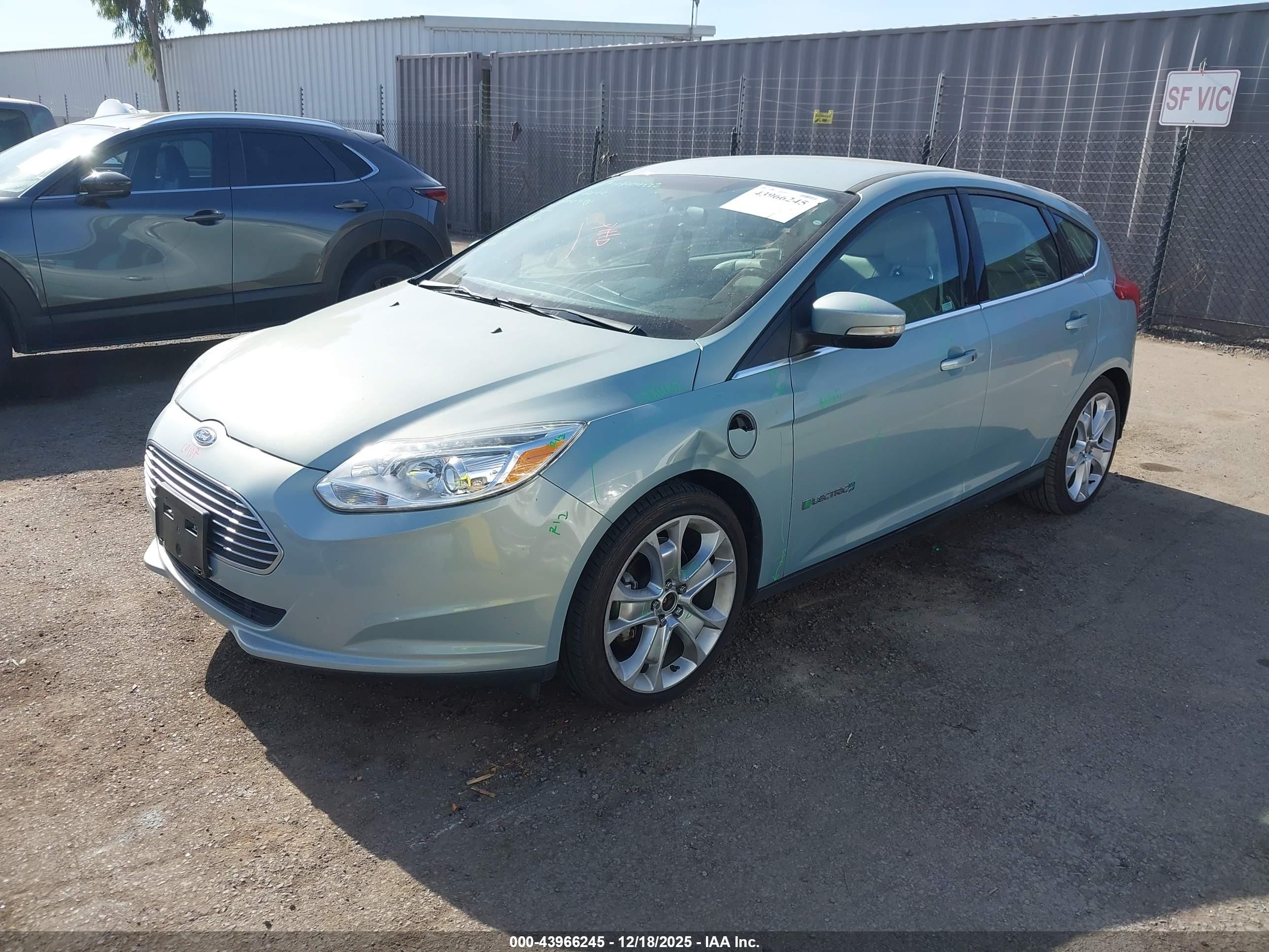FORD FOCUS image 2