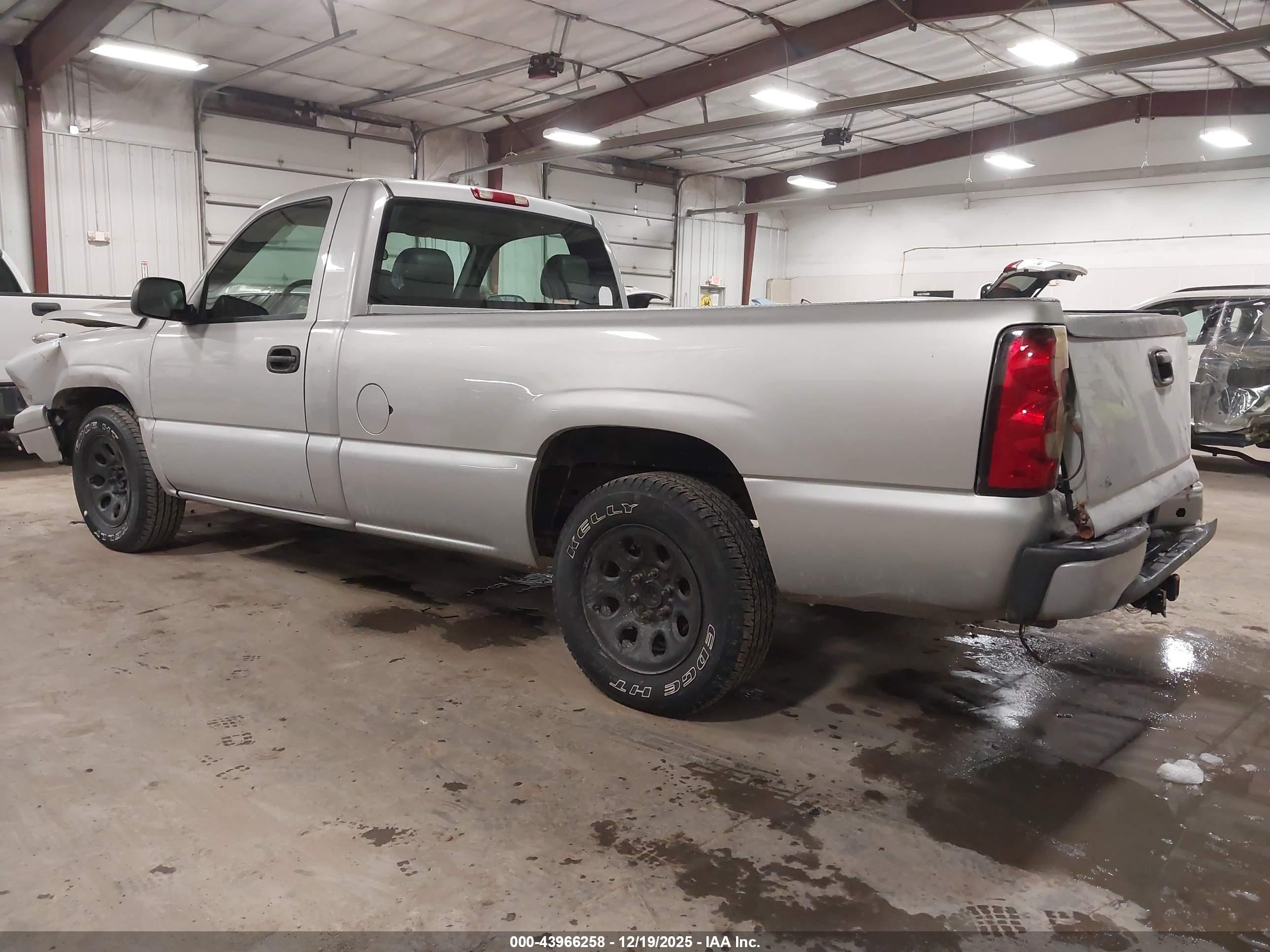 CHEVROLET SILVERADO image 3