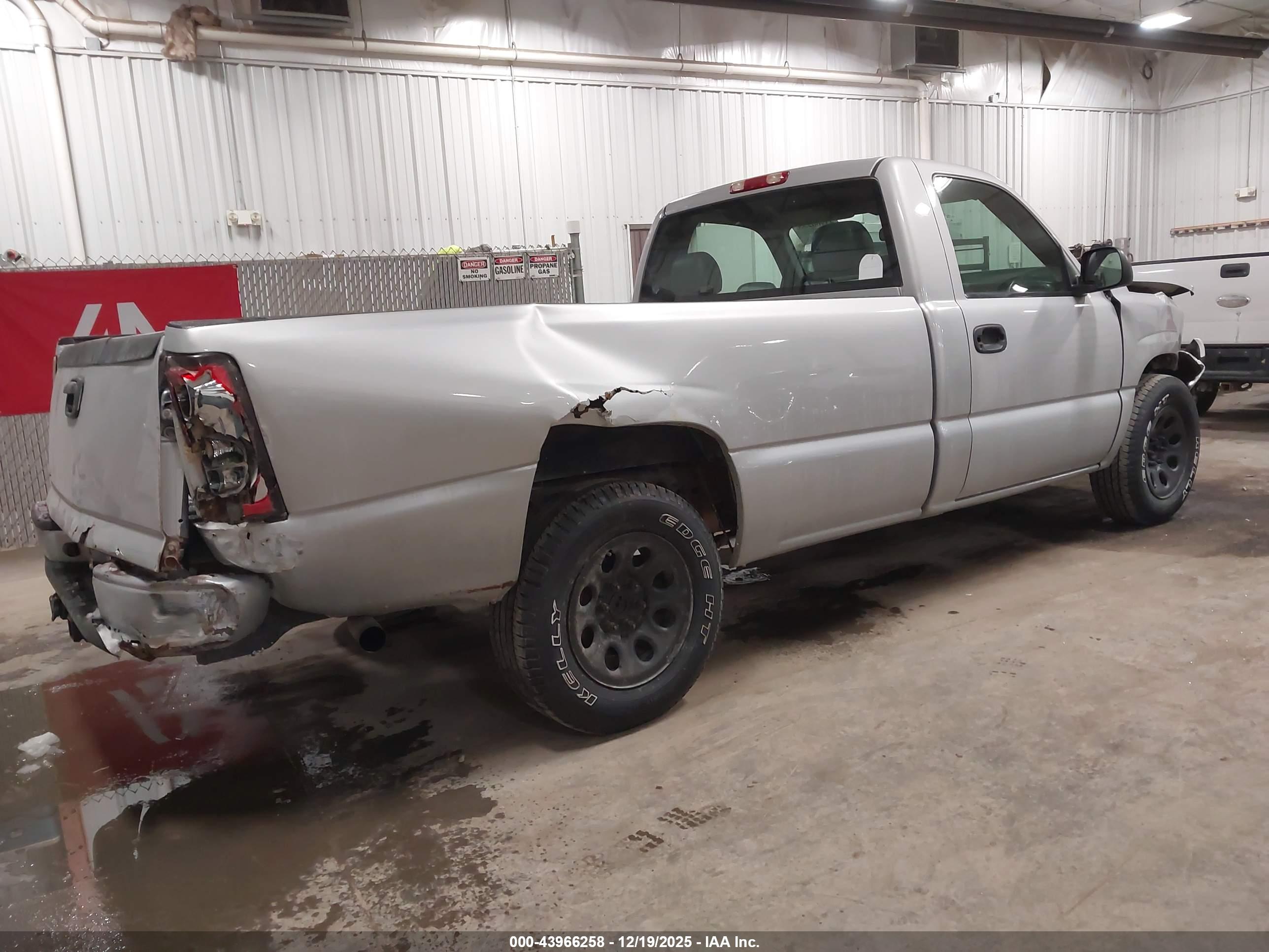 CHEVROLET SILVERADO image 4