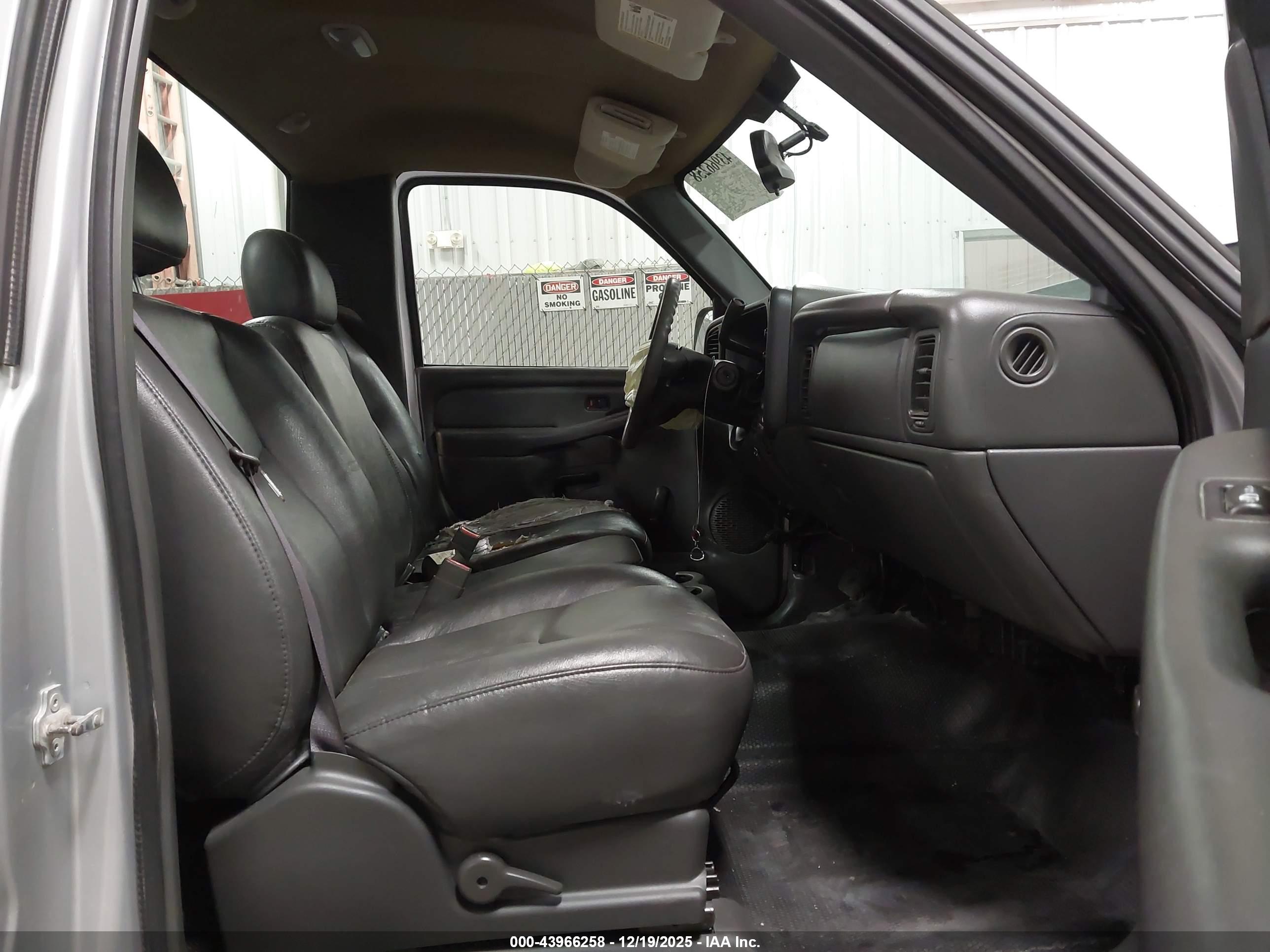 CHEVROLET SILVERADO image 5
