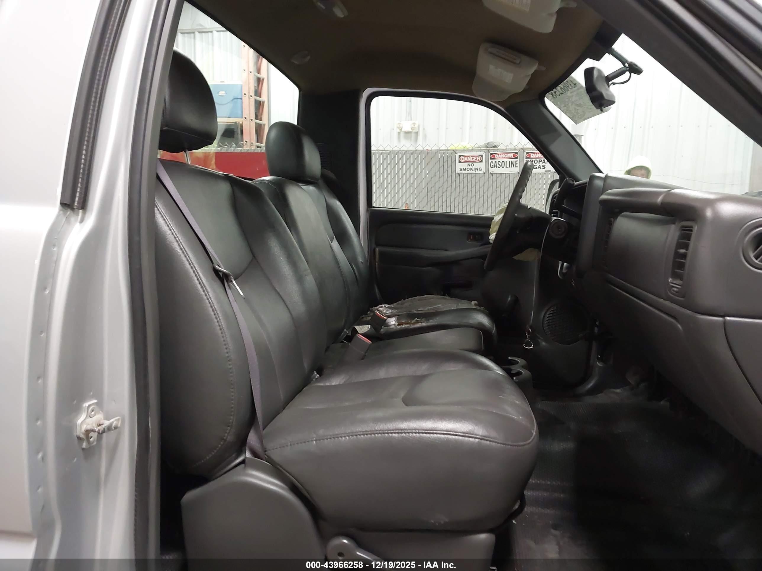 CHEVROLET SILVERADO image 8